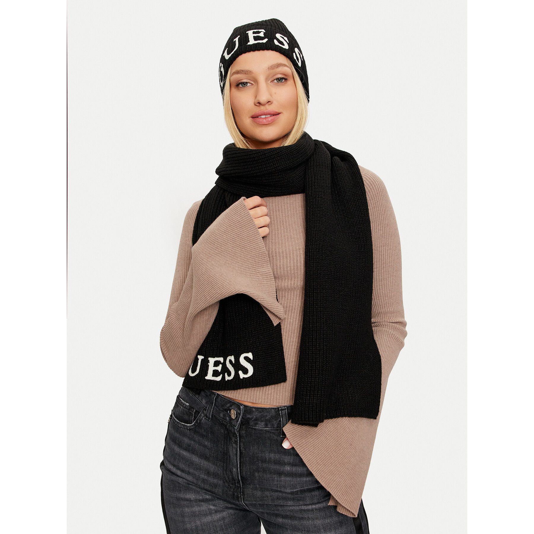 Gorro y bufanda Guess GFBOXW P4402 Negro