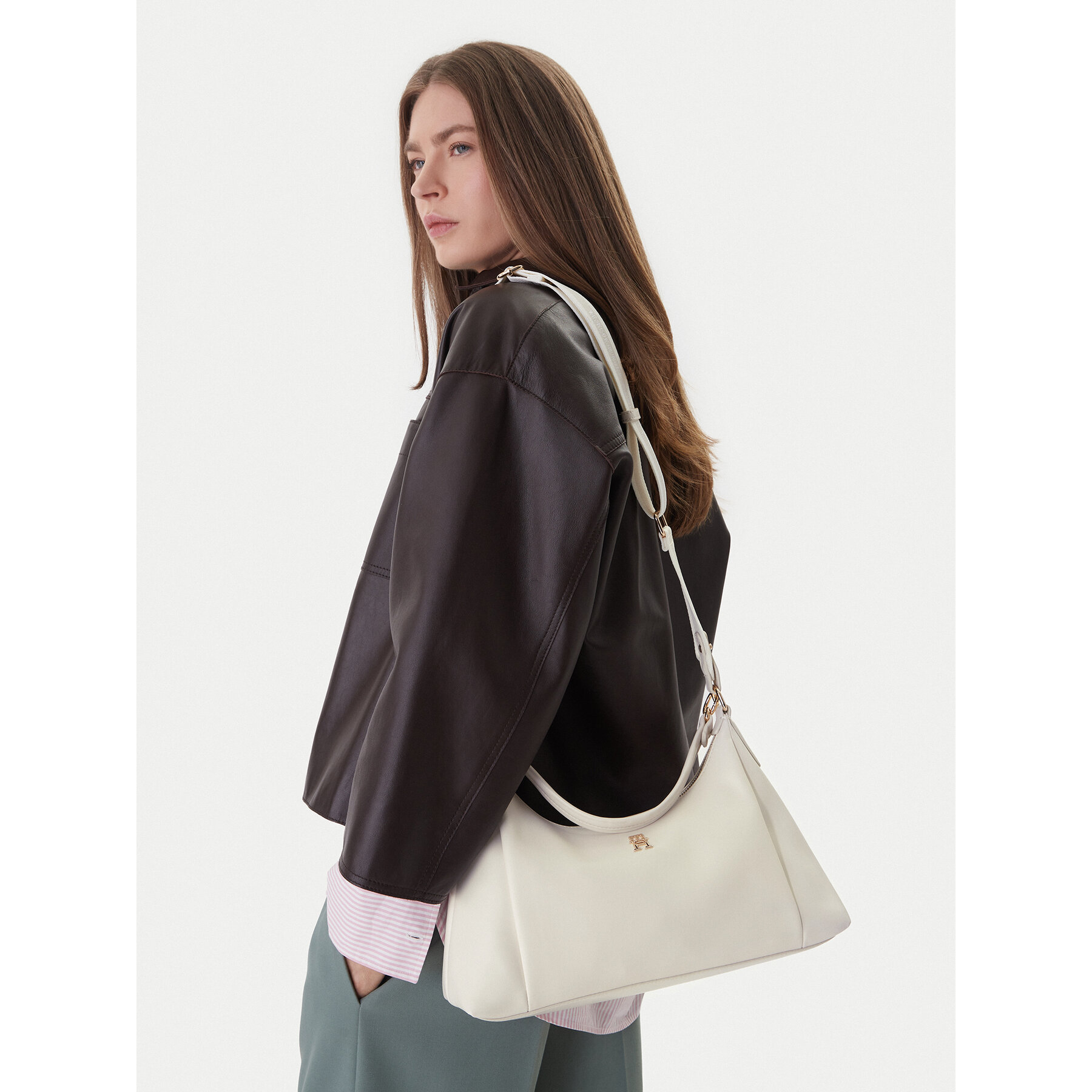 Ročna torba Tommy Hilfiger Th Essential Shoulder Bag AW0AW18373 Kremna