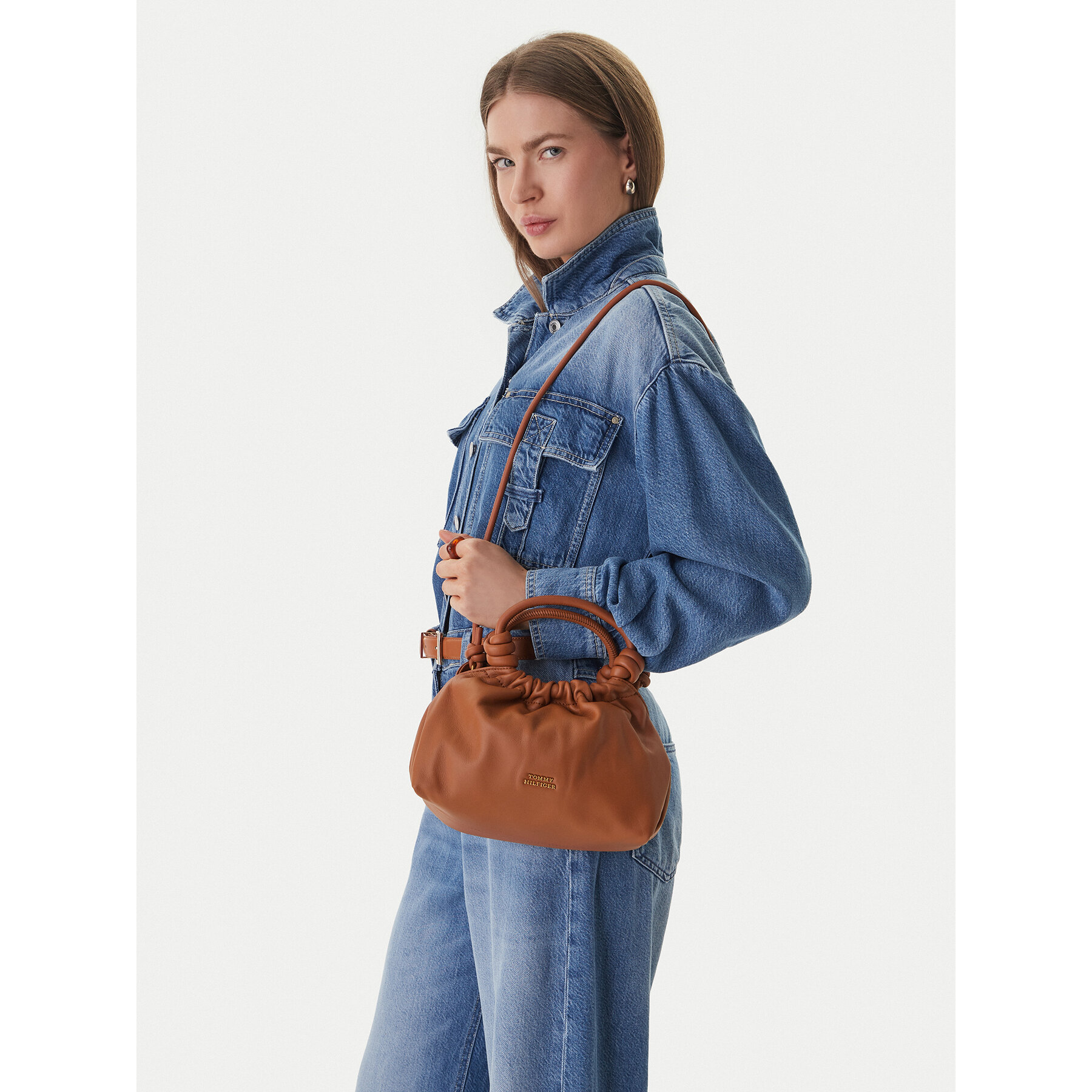 Torbica Tommy Hilfiger Th Soft Leather Med Crossover AW0AW18369 Smeđa