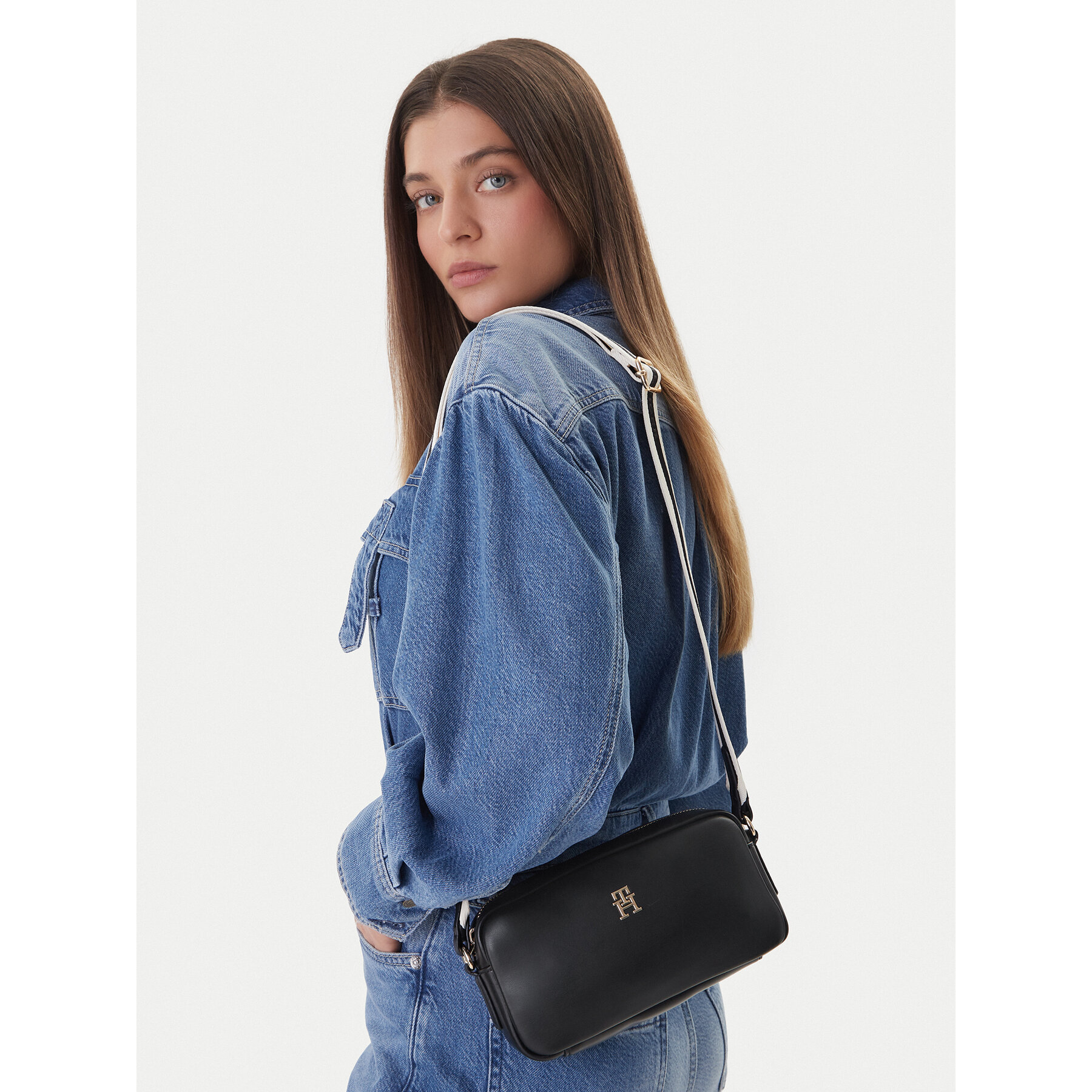 Torbica Tommy Hilfiger Th Essential Camera Bag AW0AW18370 Crna