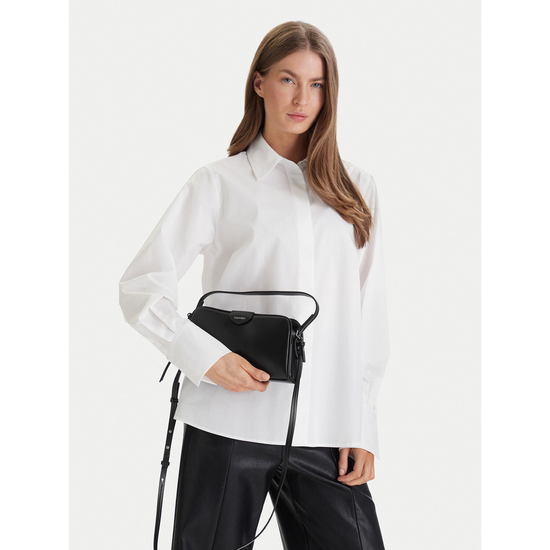 Geantă Calvin Klein Emblem Trio Top Handle Camera Ba LV04F3370G Negru