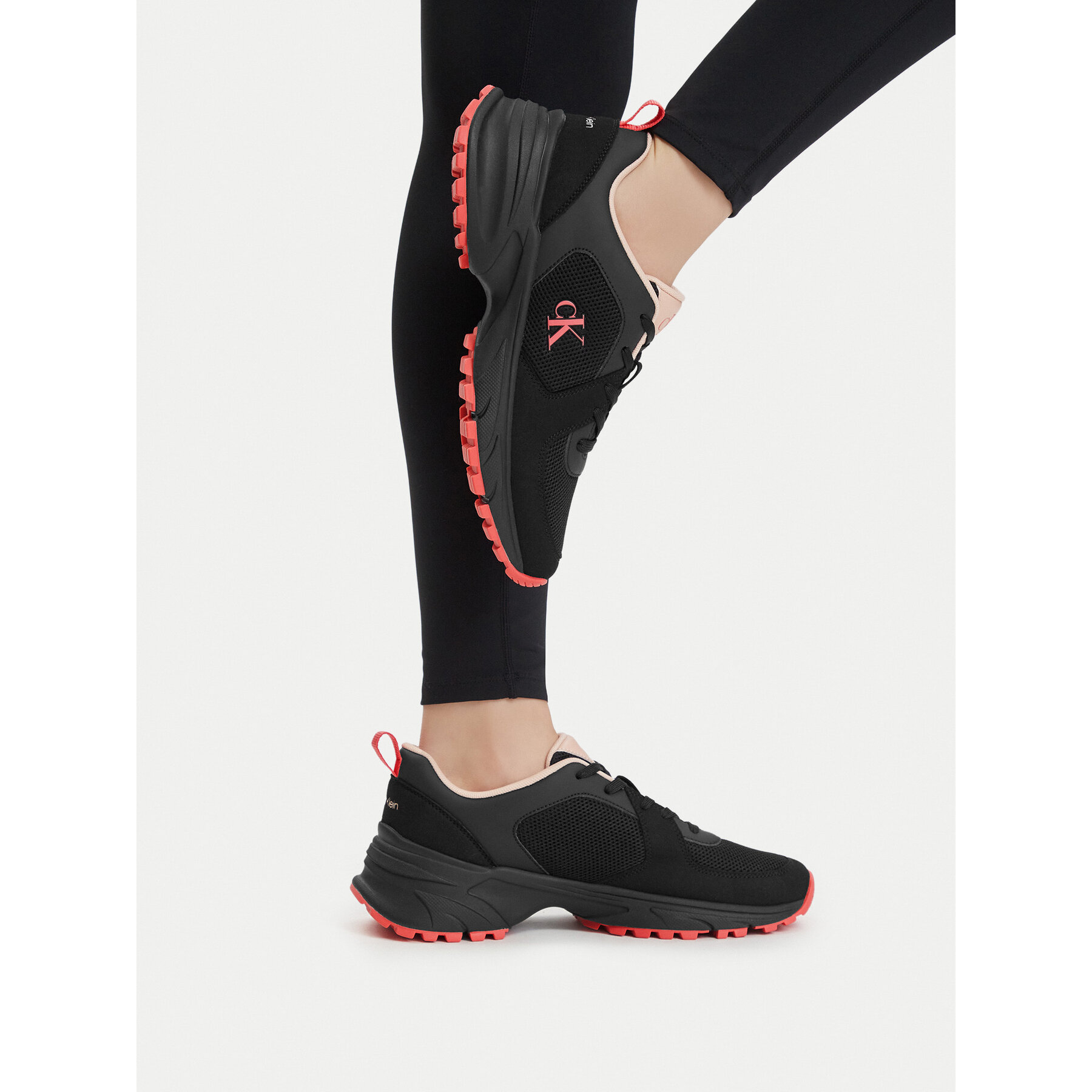 Sneakersy Calvin Klein Hike Runner Lace Up Su Mesh Wmn HW0HW03440 Černá