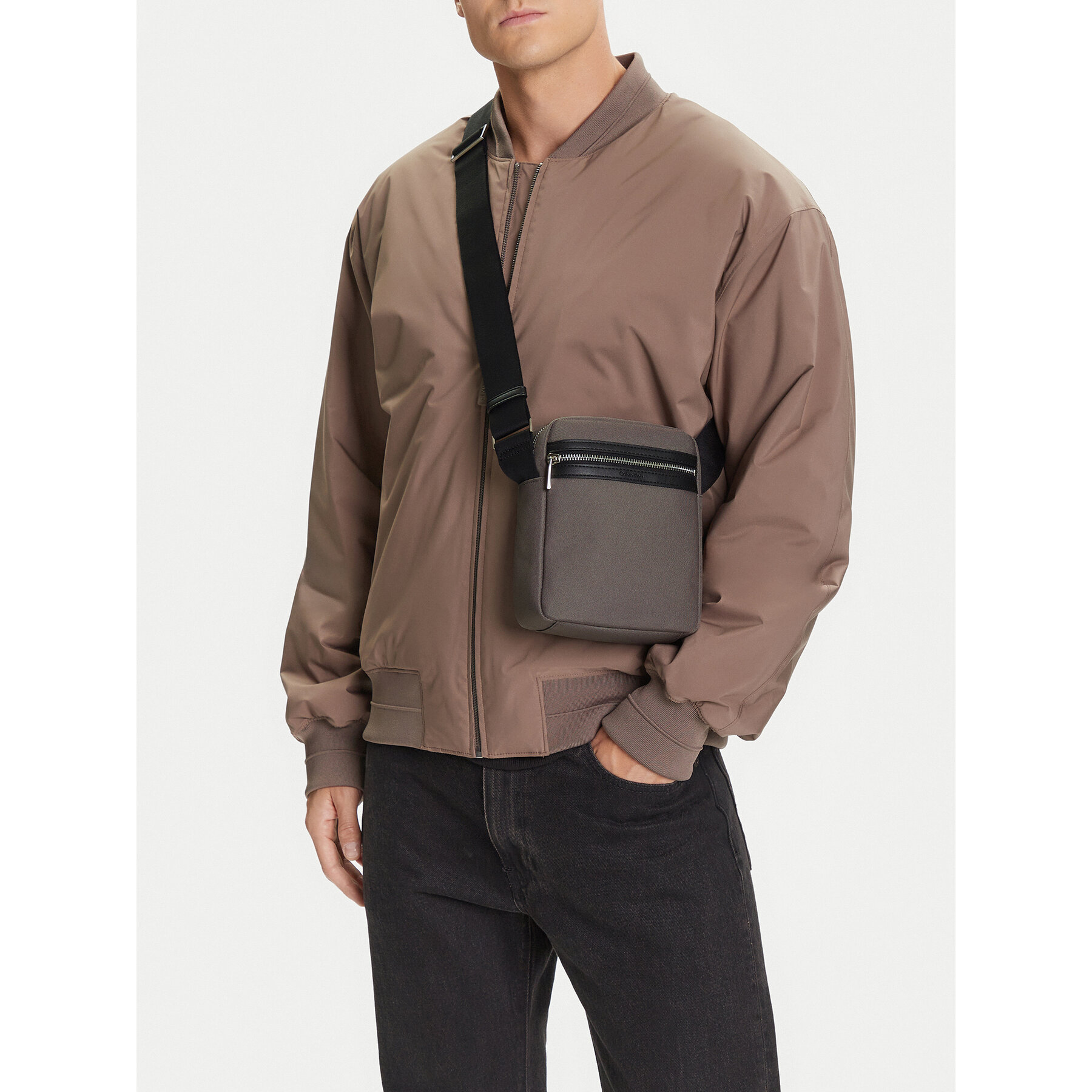 Crossover torbica Calvin Klein Contrast Reporter LV04D3175G Siva