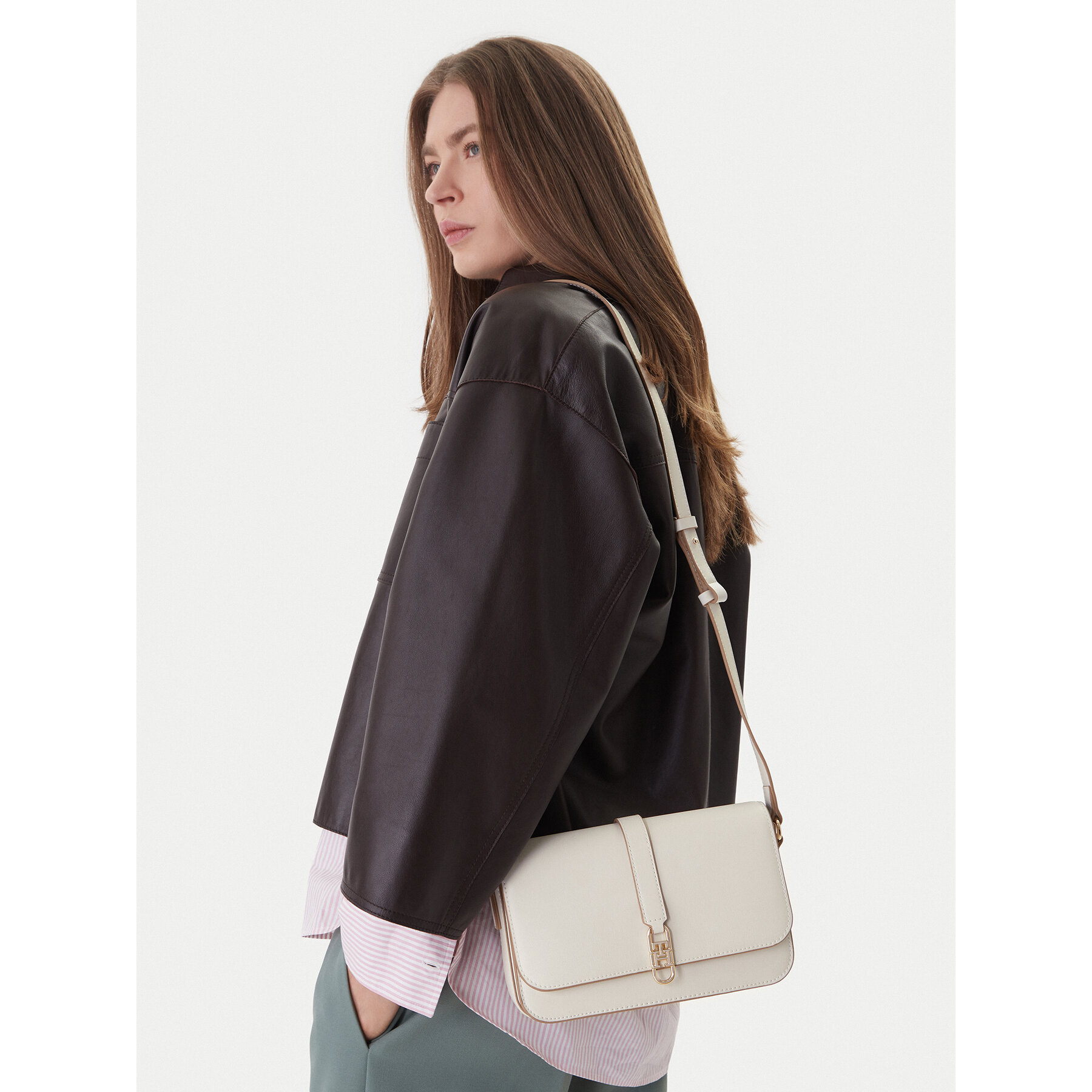 Kabelka Tommy Hilfiger Th Libre Flap Crossover AW0AW17723 Krémová