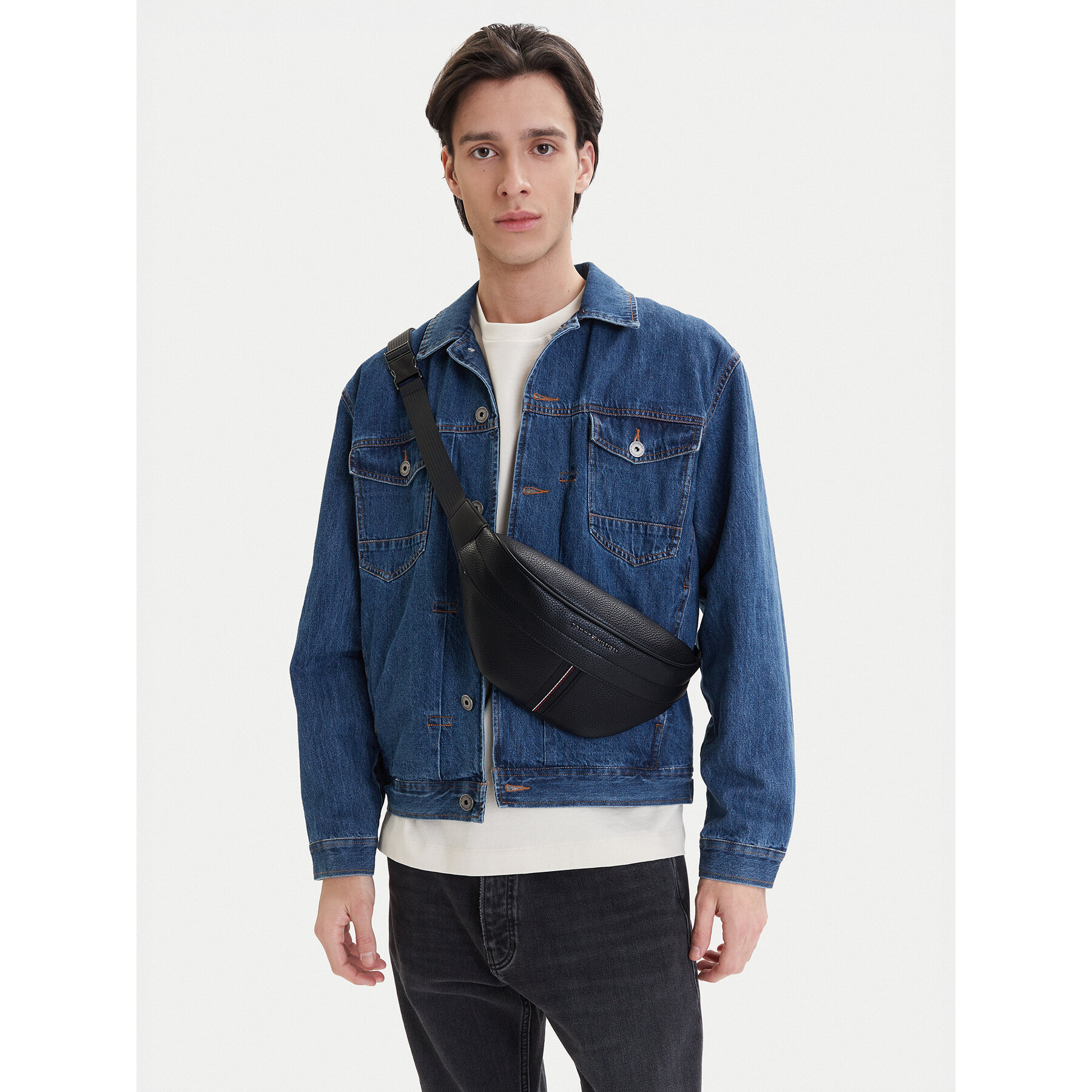 Borsetă Tommy Hilfiger Th Central Bumbag AM0AM14171 Negru