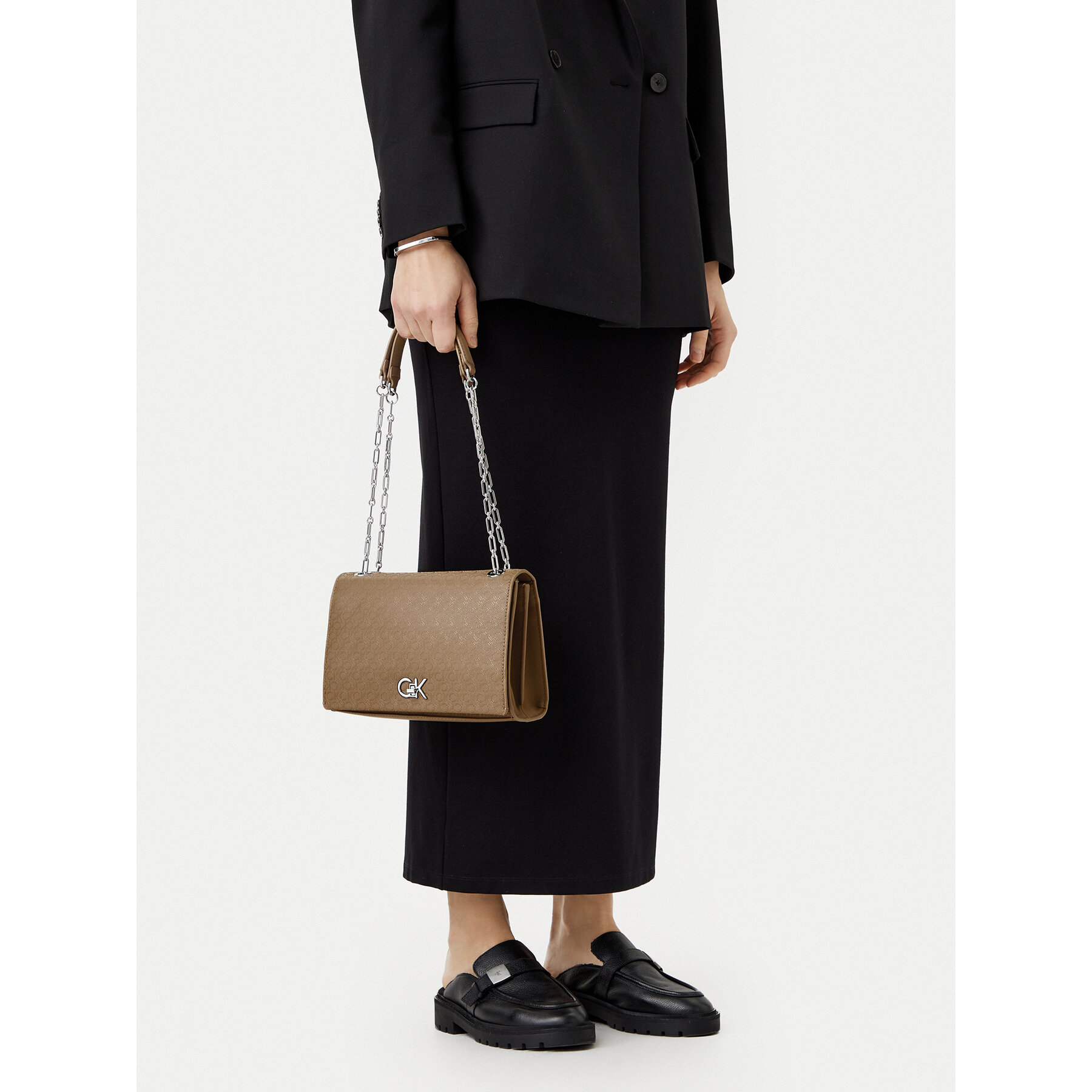 Táska Calvin Klein Ck Medium Conv Shoulder Bag_Mono K60K613138 Barna