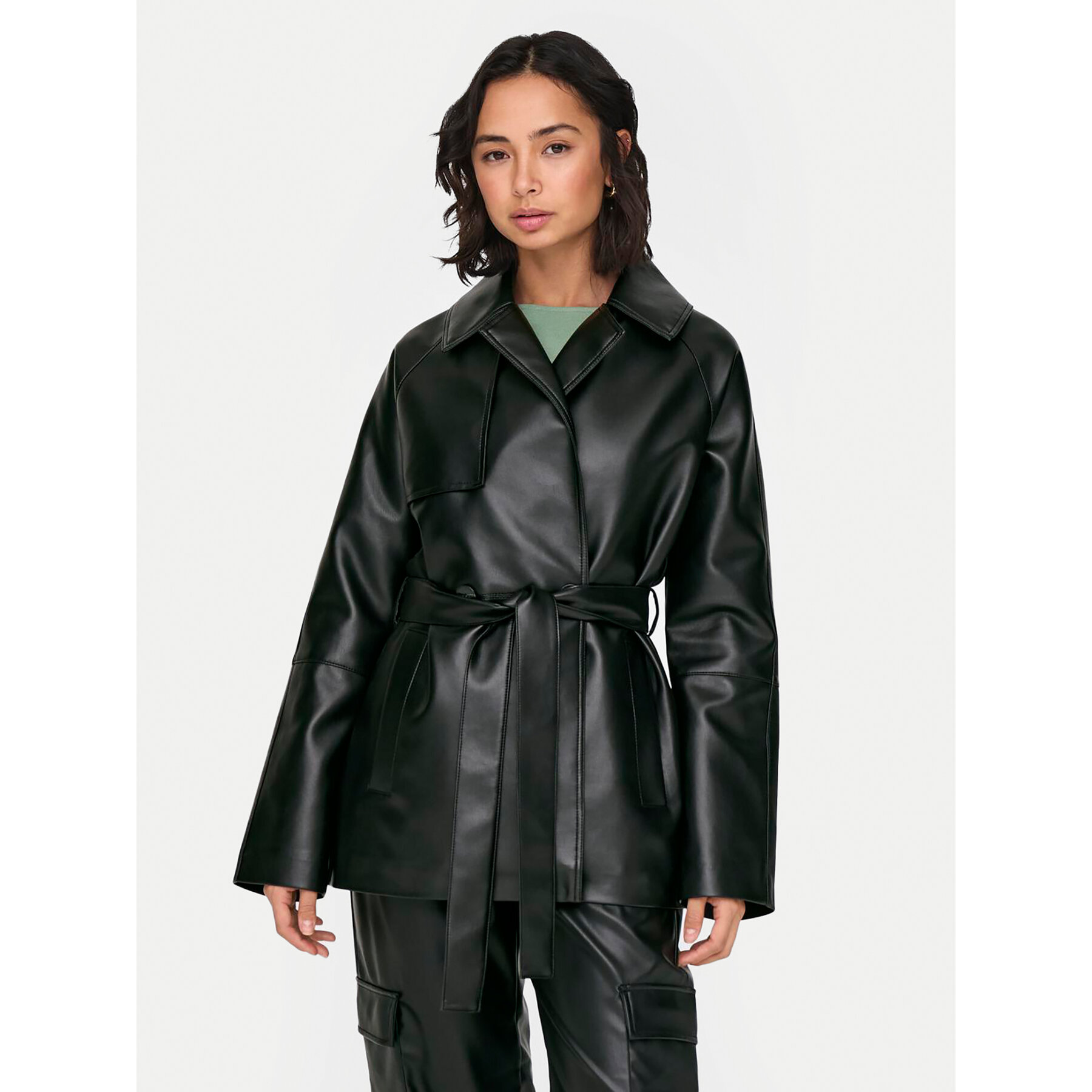 ONLY Jacke aus Kunstleder ONLSOFIA 15322148 Schwarz Short Fit