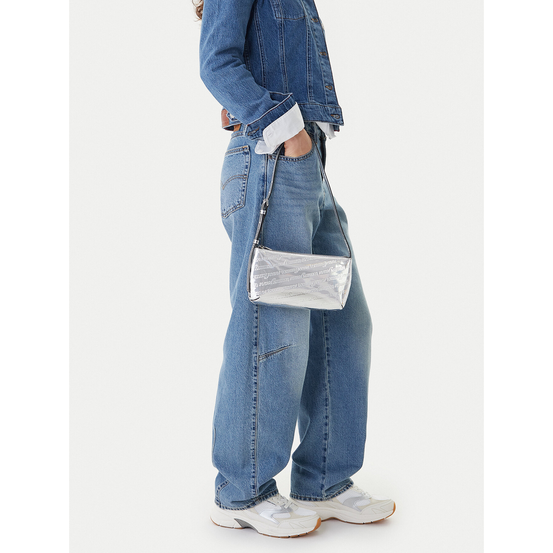Torbica Tommy Jeans Tjw Must Metallic Shoulder Bag AW0AW18009 Srebrna