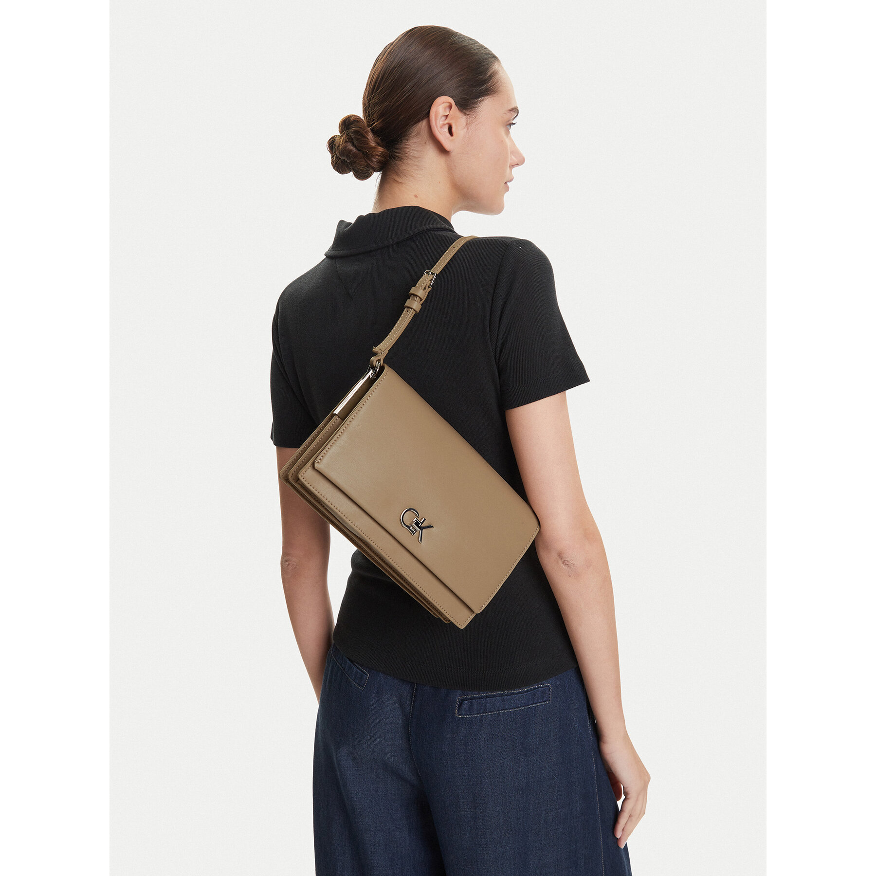 Táska Calvin Klein Ck Elongated Shoulder Bag K60K612807 Bézs