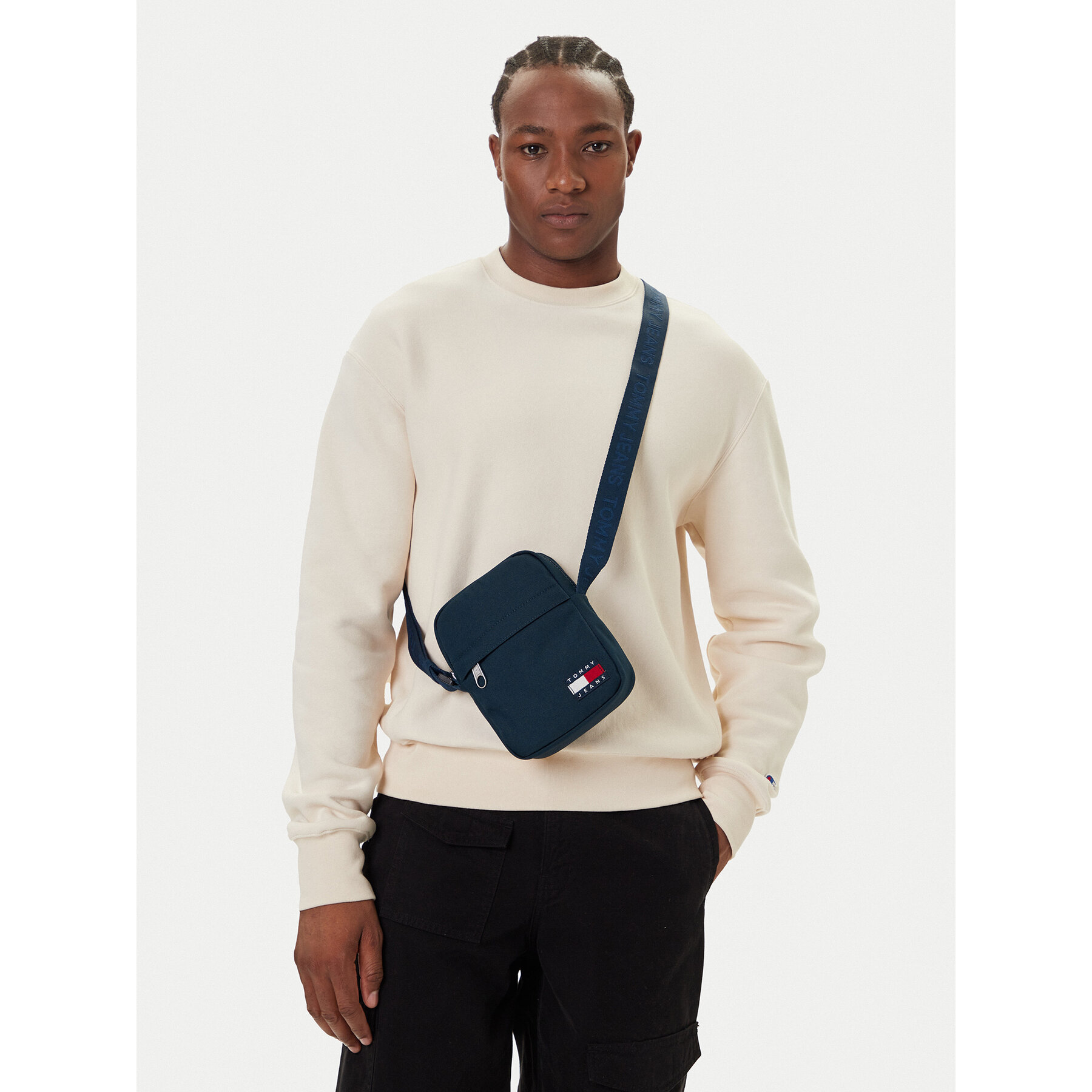 Ľadvinka Tommy Jeans Tjm Ess Daily Reporter AM0AM13710 Tmavomodrá