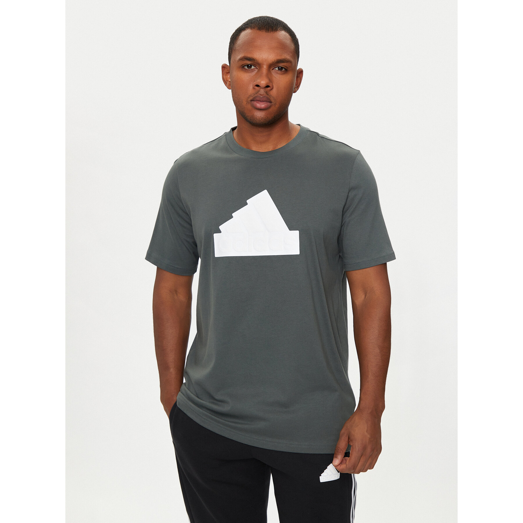 adidas T-Shirt Future Icons Badge Of Sport IZ1623 Verde Regular Fit