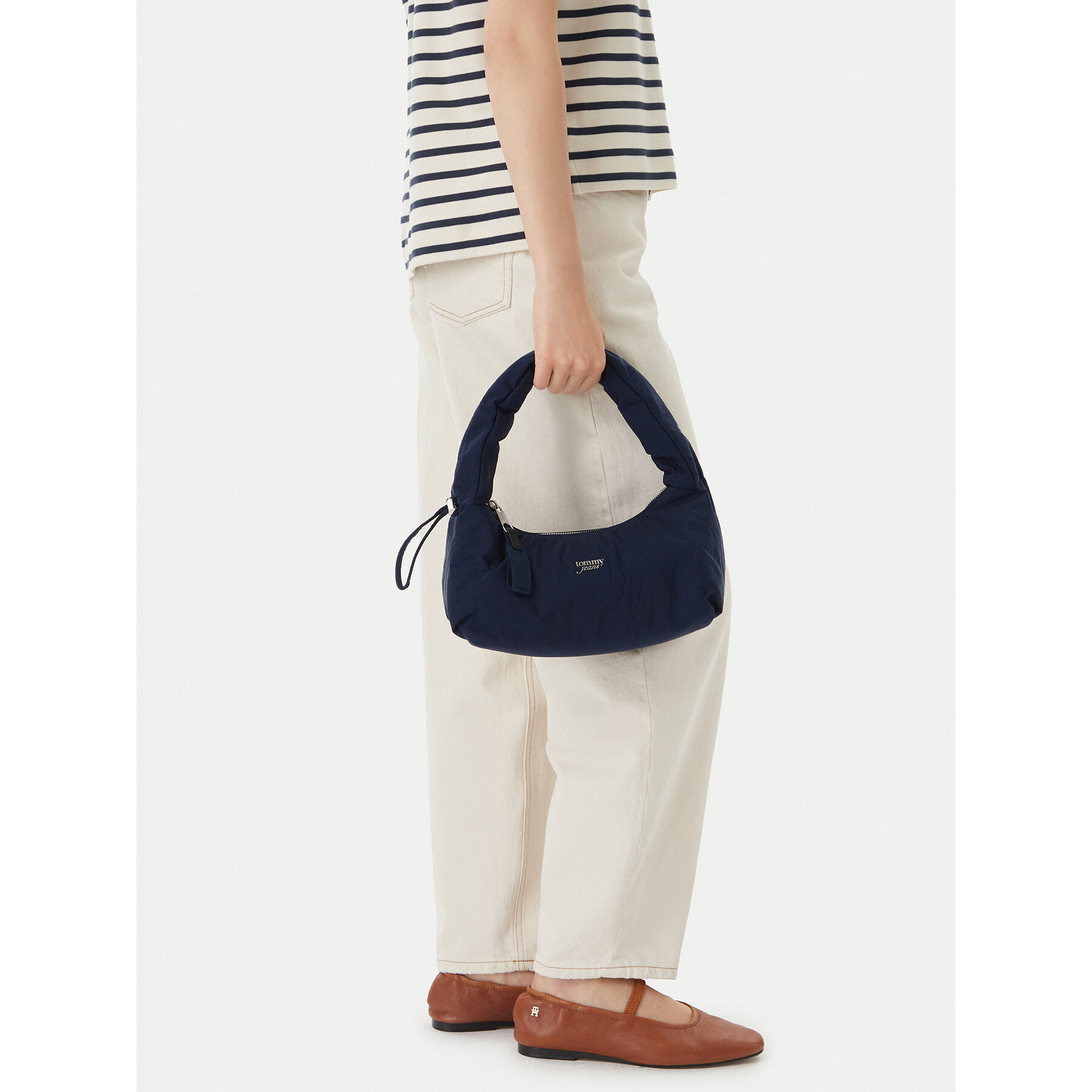 Torbica Tommy Jeans Metal Logo Padded Strap Shoulder Bag AW0AW18583 Tamnoplava