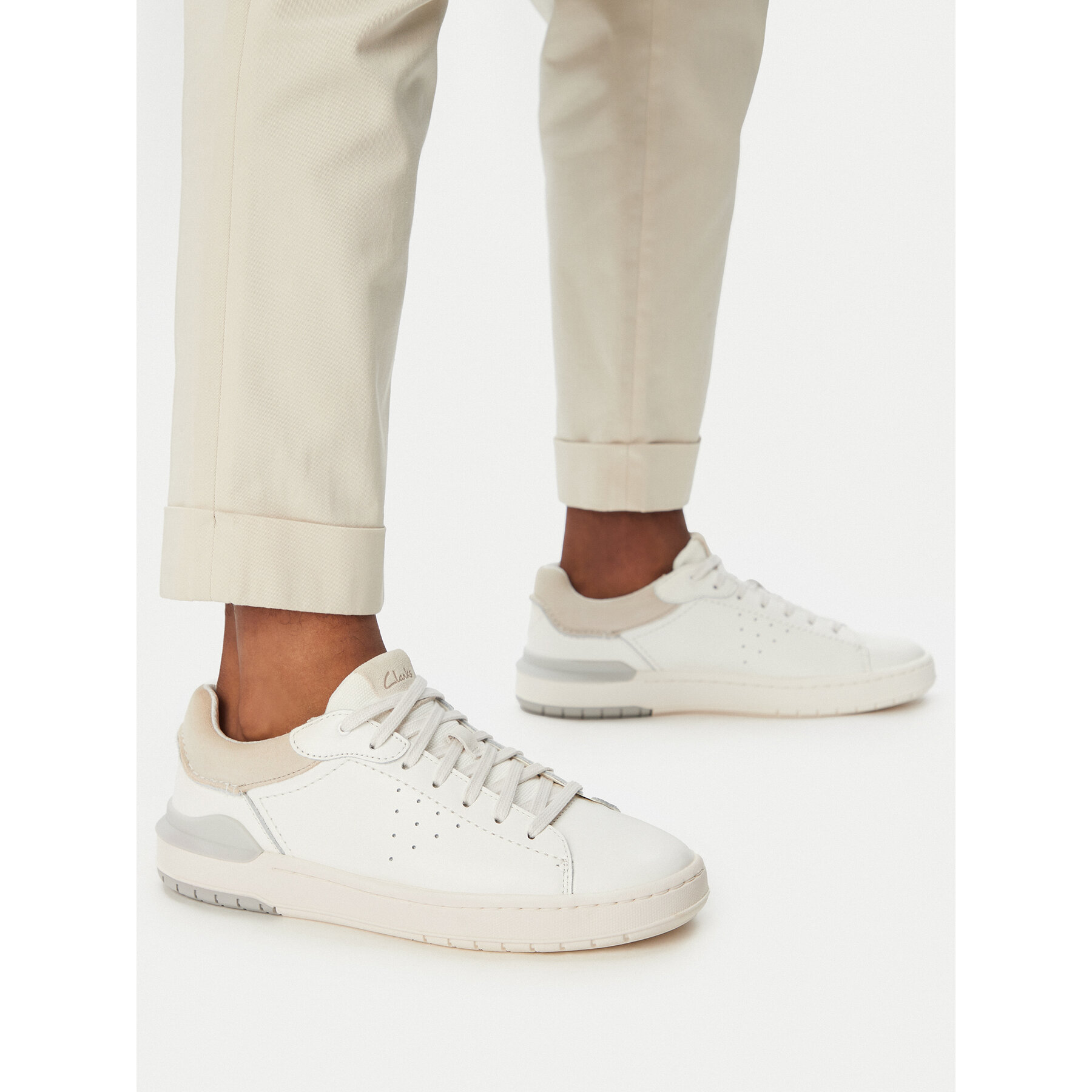 Sneakers Clarks Courtlite2 Run 26181325 Alb