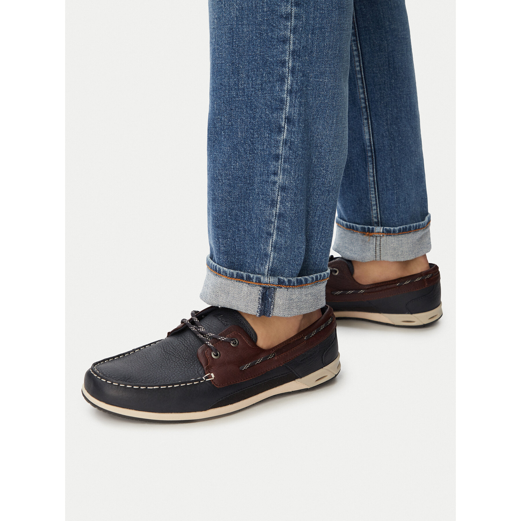 Nizki čevlji Clarks Orson Sail 26186198 Mornarsko modra