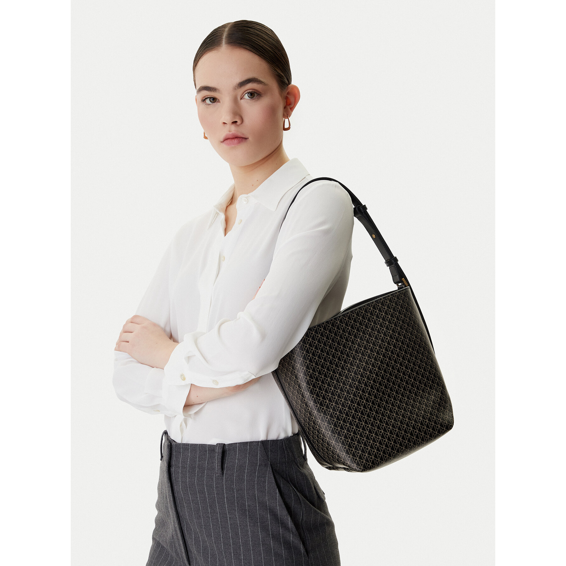 Дамска чанта Calvin Klein Emblem Aop Medium Bucket LV04F3365G Черен