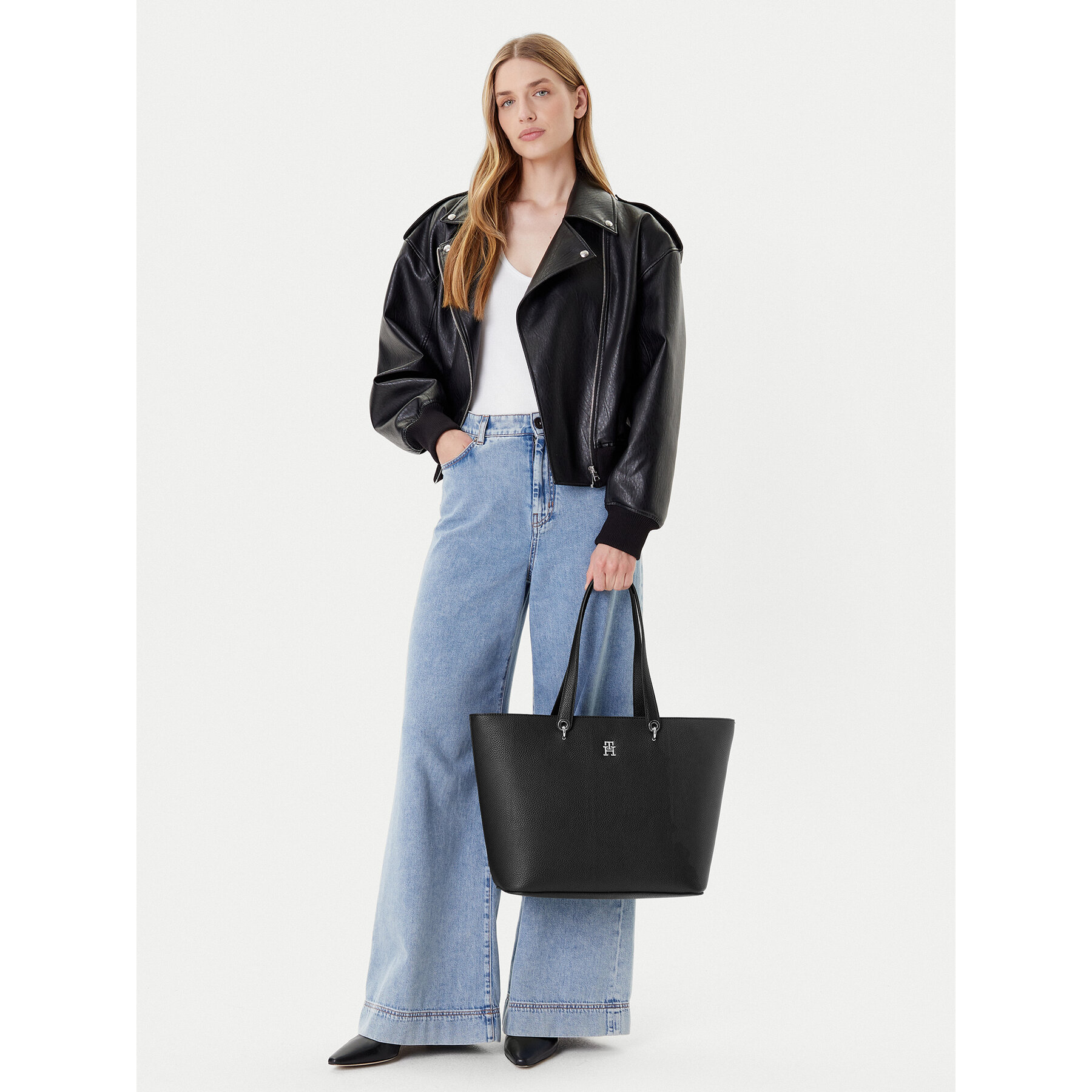 Torbica Tommy Hilfiger Th Emblem Tote AW0AW15178 Crna