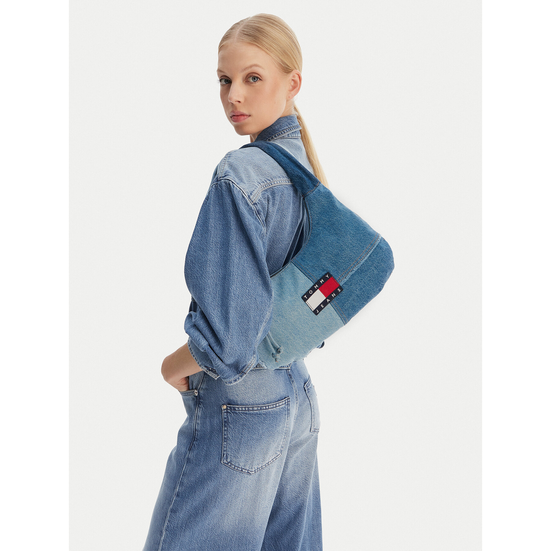 Torbica Tommy Jeans Tjw Denim Patchwork Shoulder Bag AW0AW18471 Plava