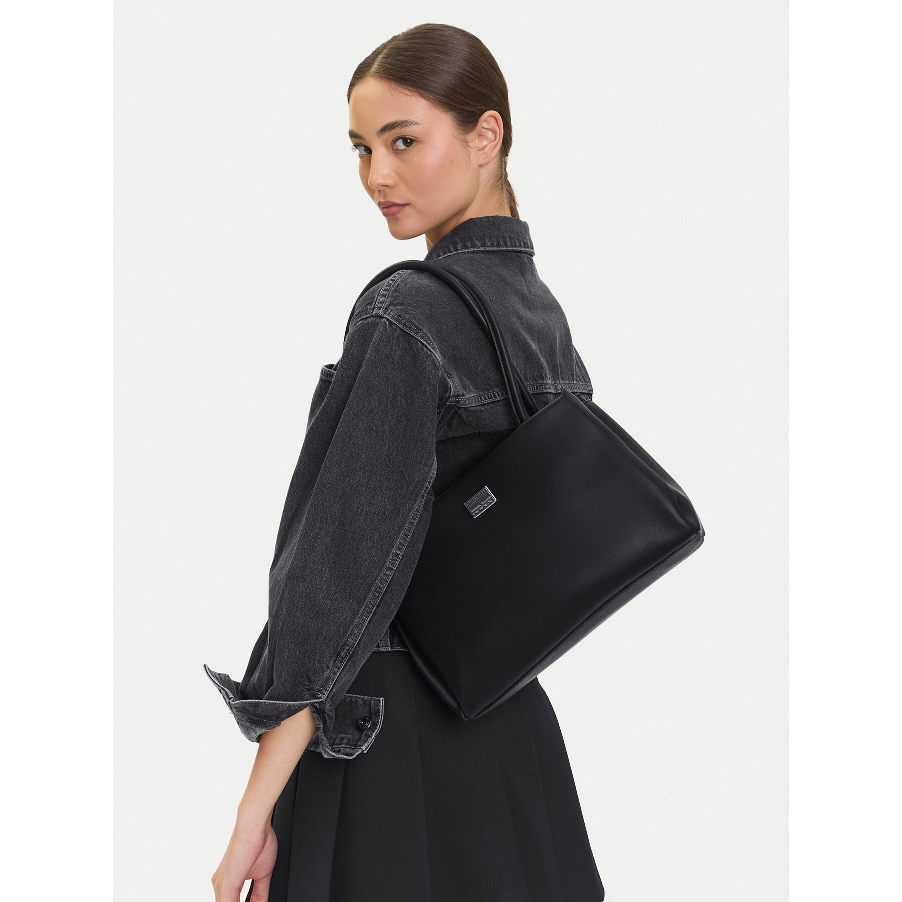 Дамска чанта Tommy Jeans Tjw American Cool Med Tote AW0AW17297 Черен