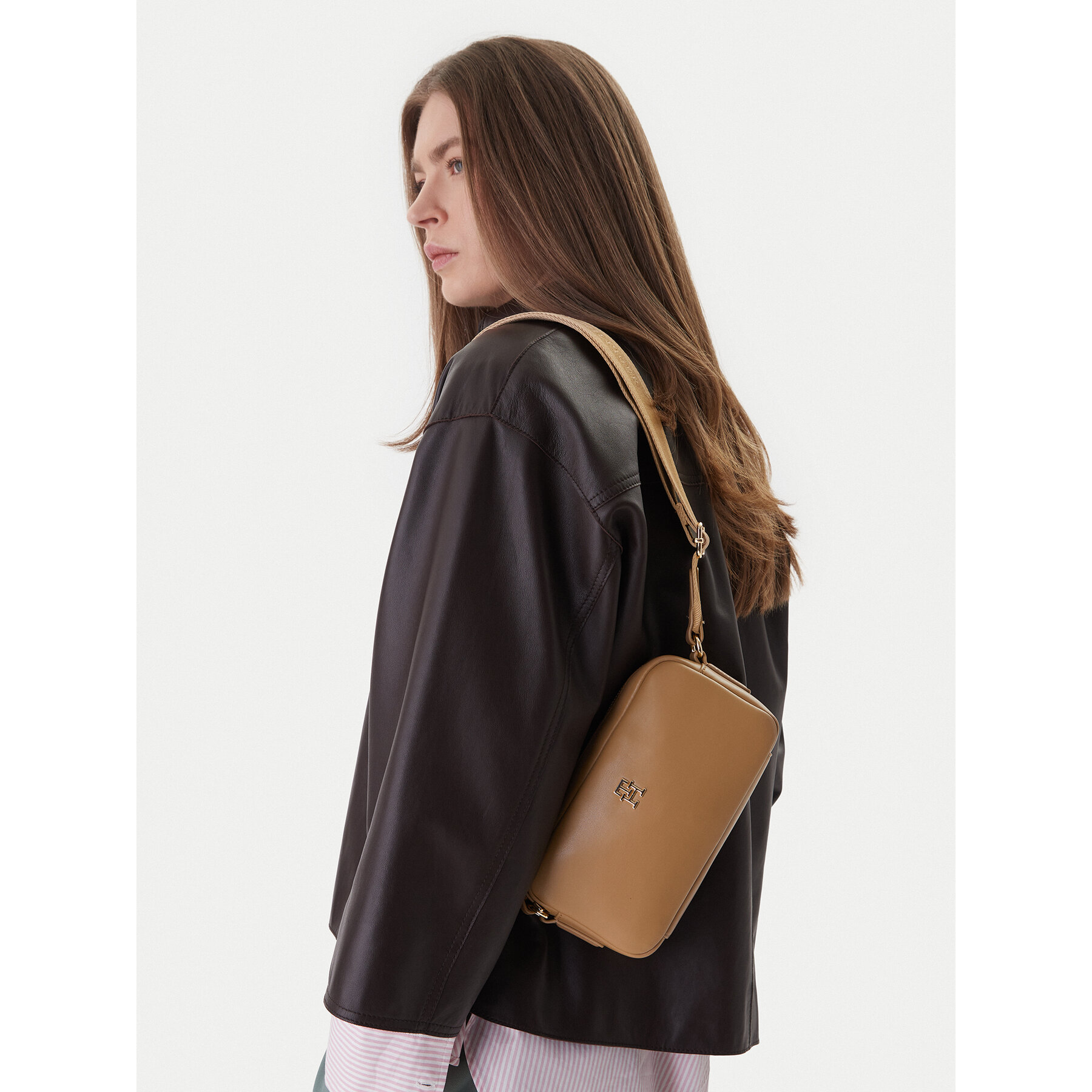 Torbica Tommy Hilfiger Th Essential Camera Bag AW0AW18370 Smeđa