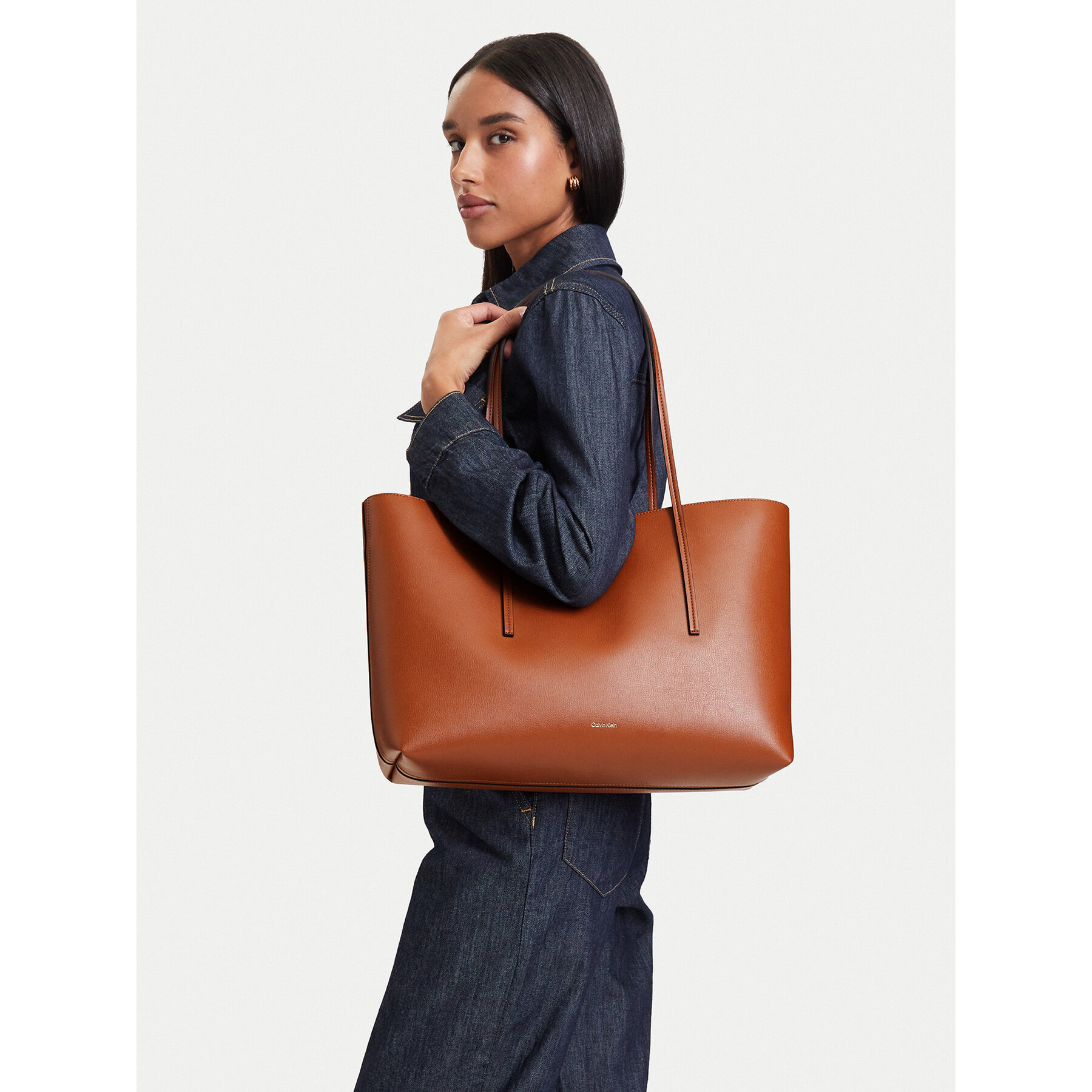 Torbica Calvin Klein Foil Logo Tote W/Pouch LV04F3274G Smeđa