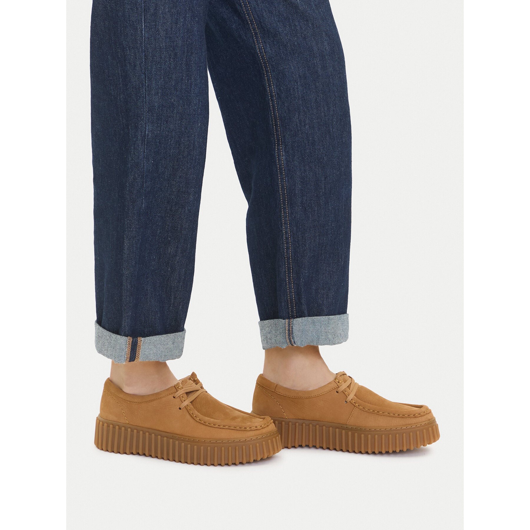 Nizki čevlji Clarks Torhill Bee 26172084 Rjava