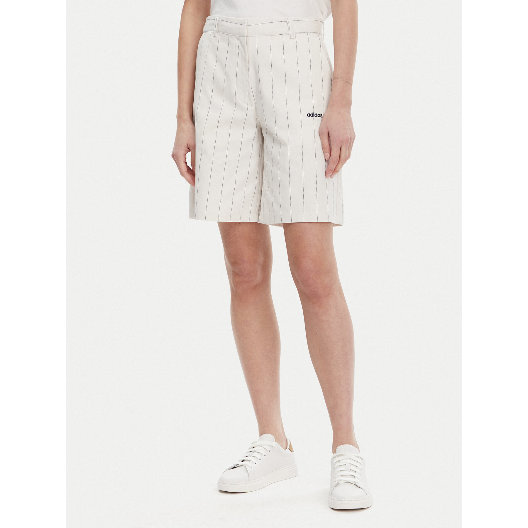 adidas Bermudahose Pinstripe JC7684 Weiß Loose Fit