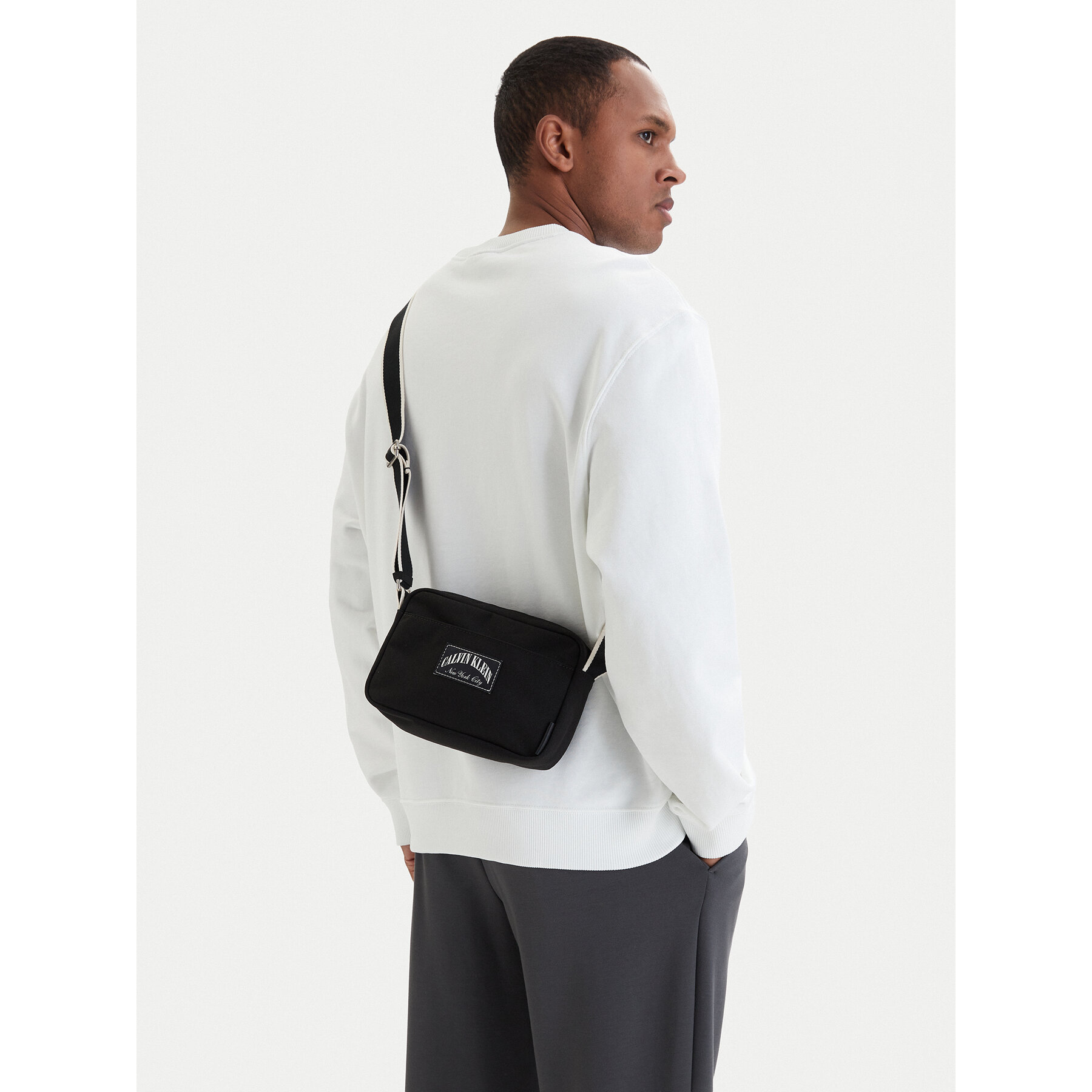 Torbica za okrog pasu Calvin Klein Graphic Capsule Camera Bag LV04D3369G Črna