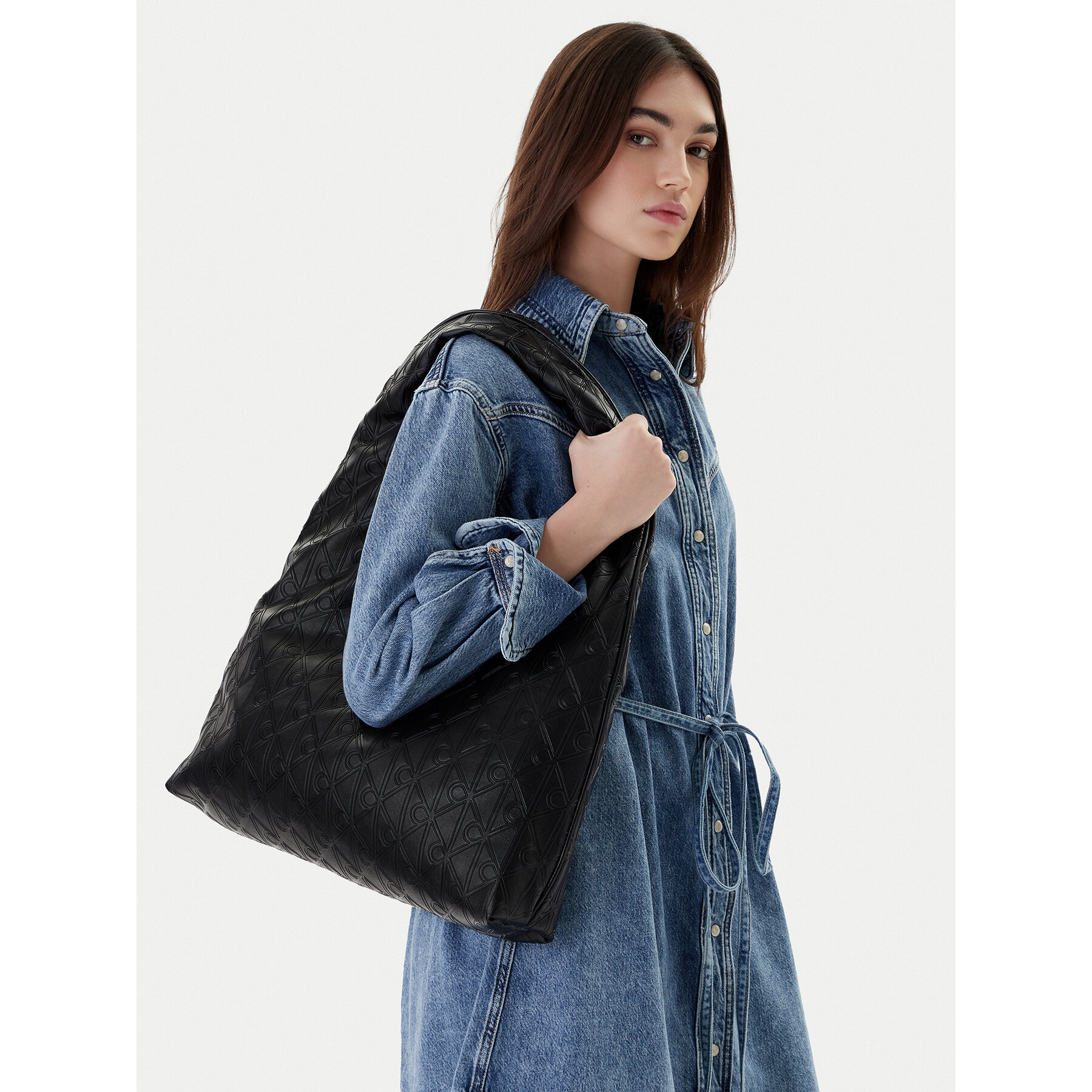 Ročna torba Calvin Klein Emblem Aop Puffer Lg Shoulder Ba LV04F3199G Črna