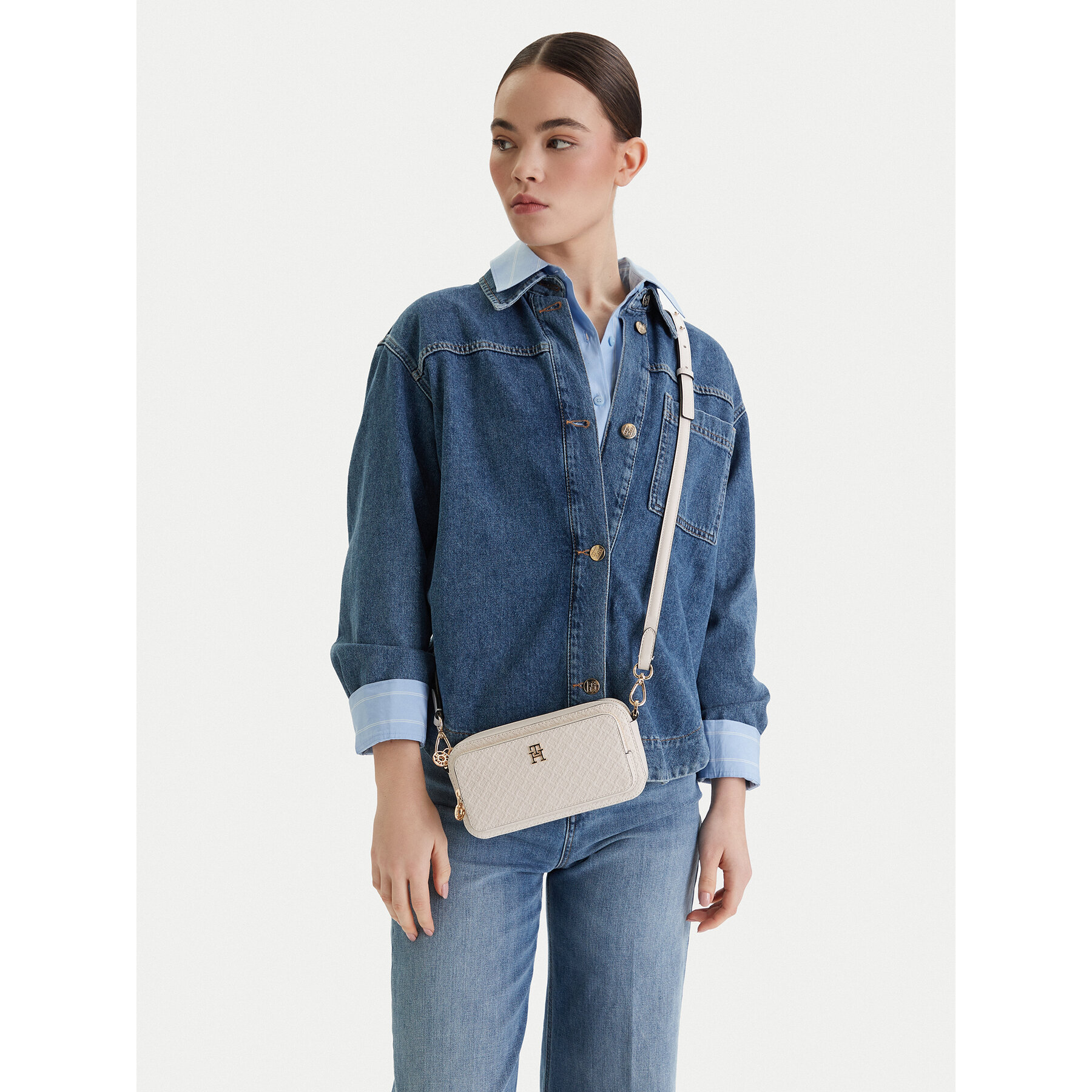 Дамска чанта Tommy Hilfiger Th Daily Camera Bag Mono AW0AW18414 Бял