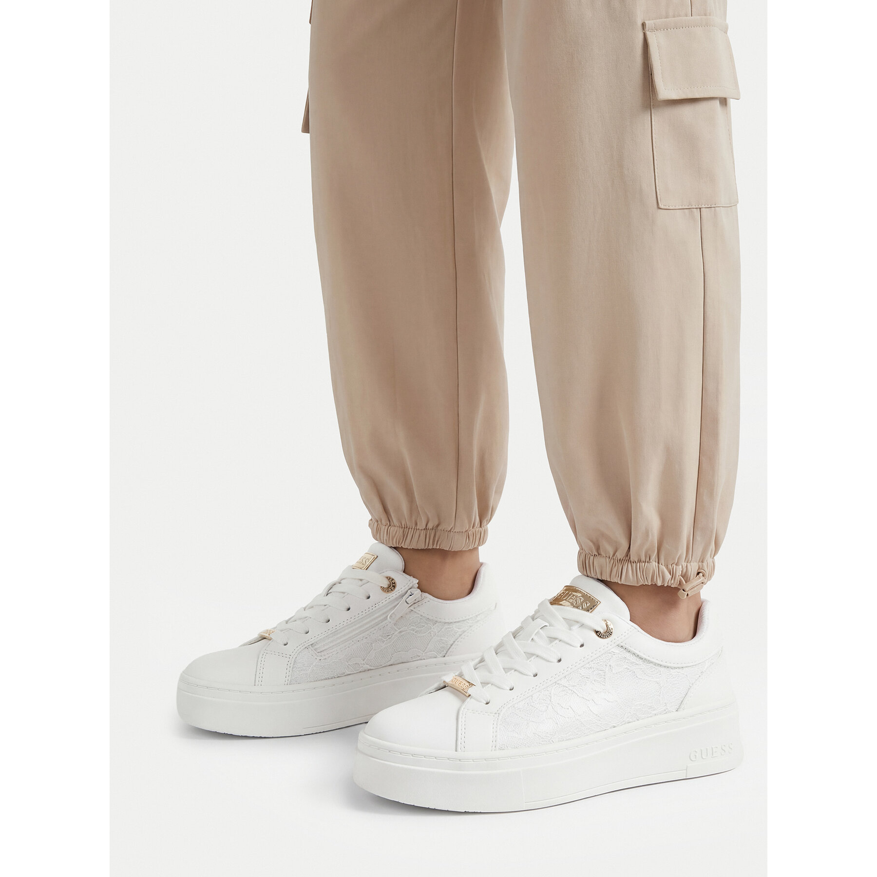 Sneakersy Guess CEO-AVO-357-018-1 Biela