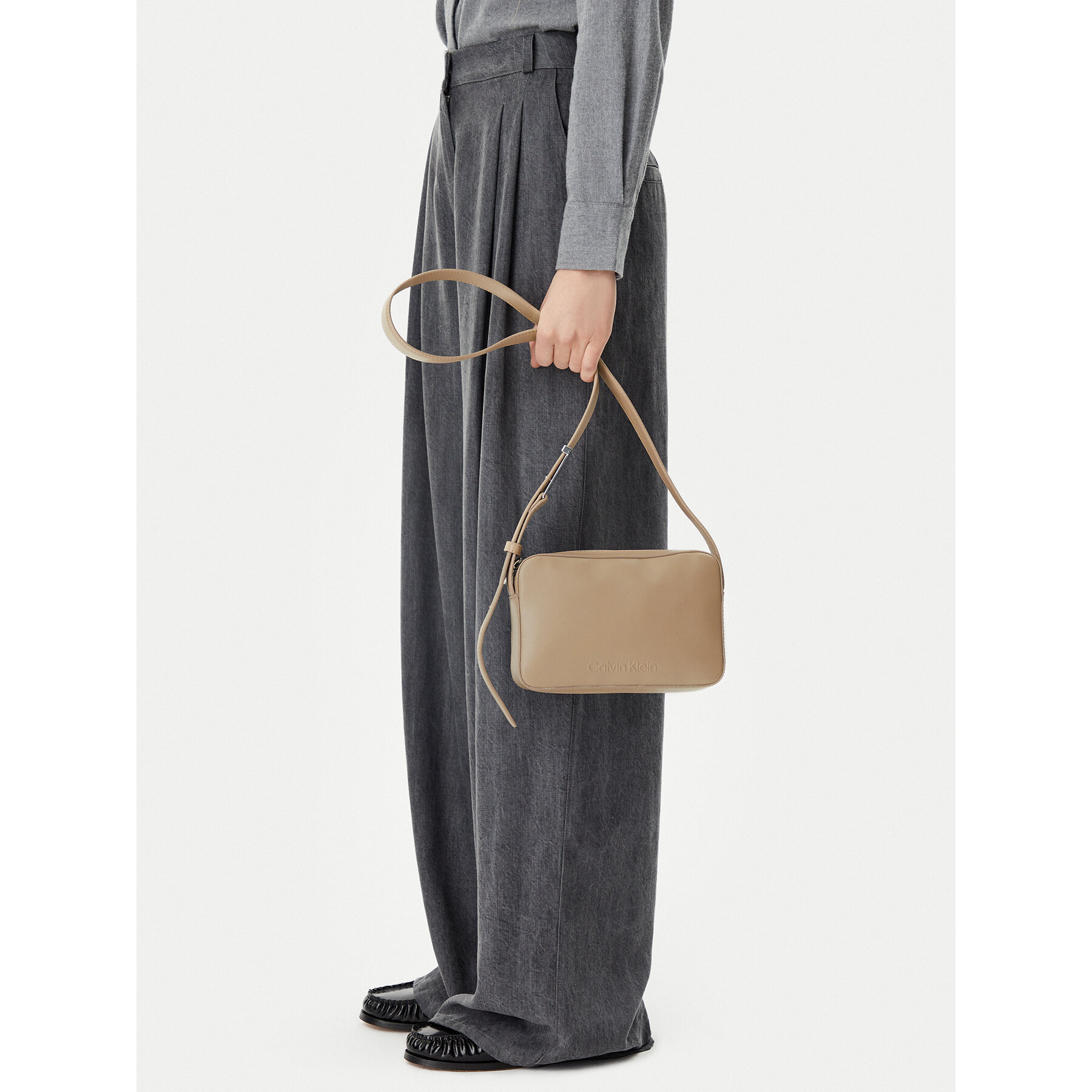 Τσάντα Calvin Klein Embossed Logo Camera Bag K60K612555 Καφέ