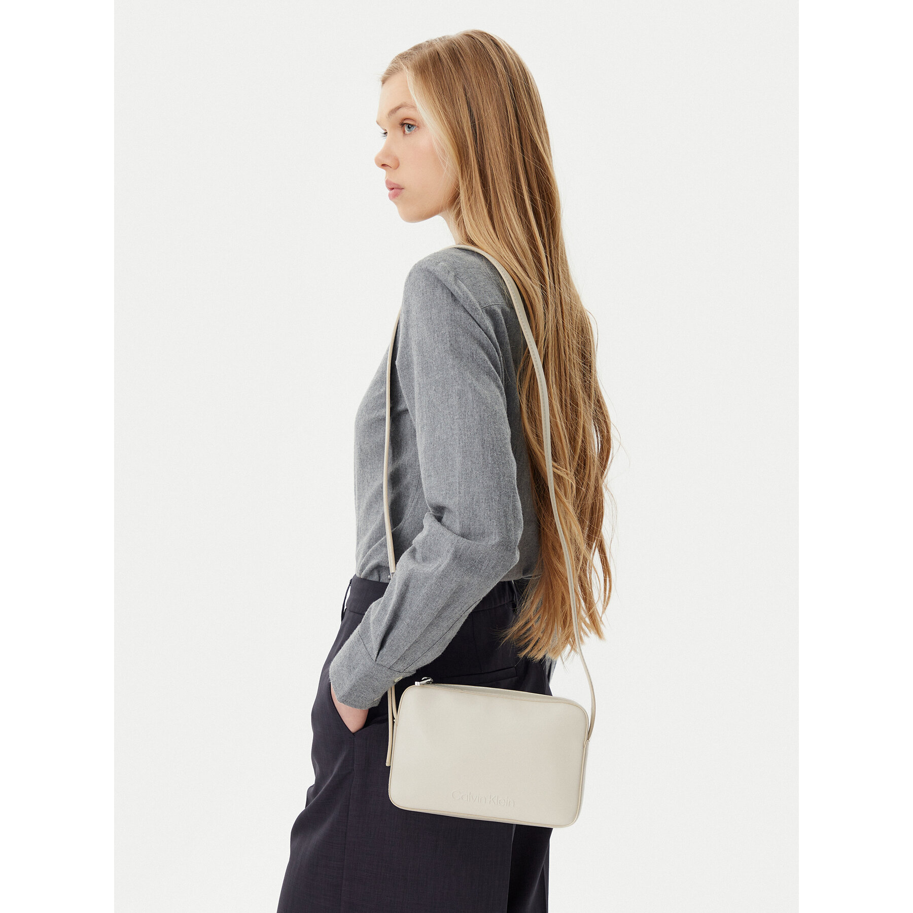 Дамска чанта Calvin Klein Embossed Logo Camera Bag K60K612555 Кремав