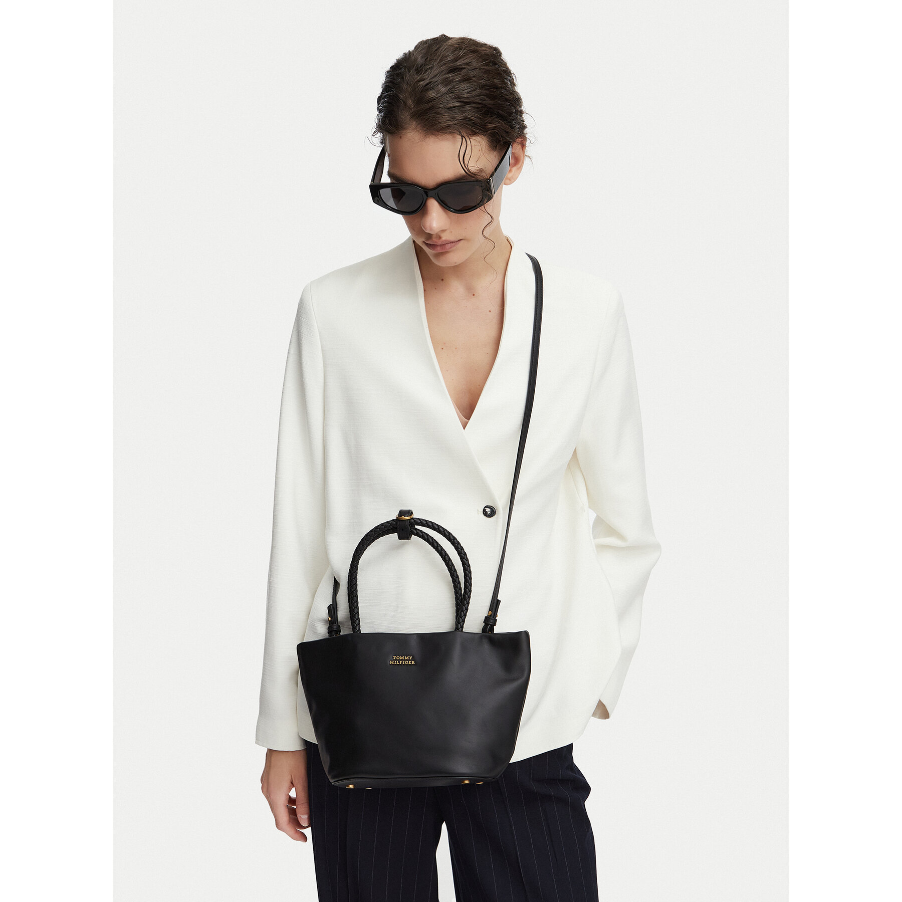 Ročna torba Tommy Hilfiger Th Marina Bucket Leather AW0AW18739 Črna