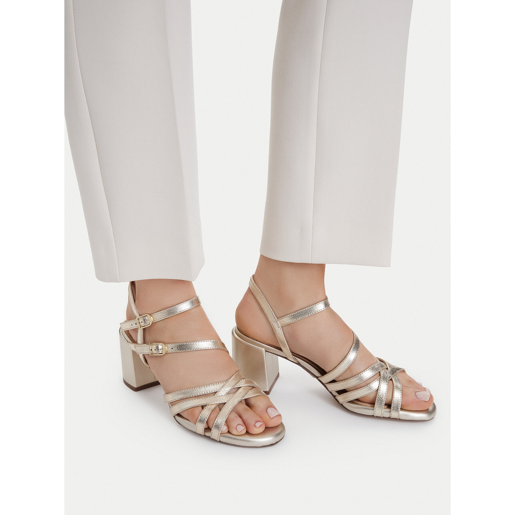 Sandale Clarks Ezoria Strap 26185896 Auriu