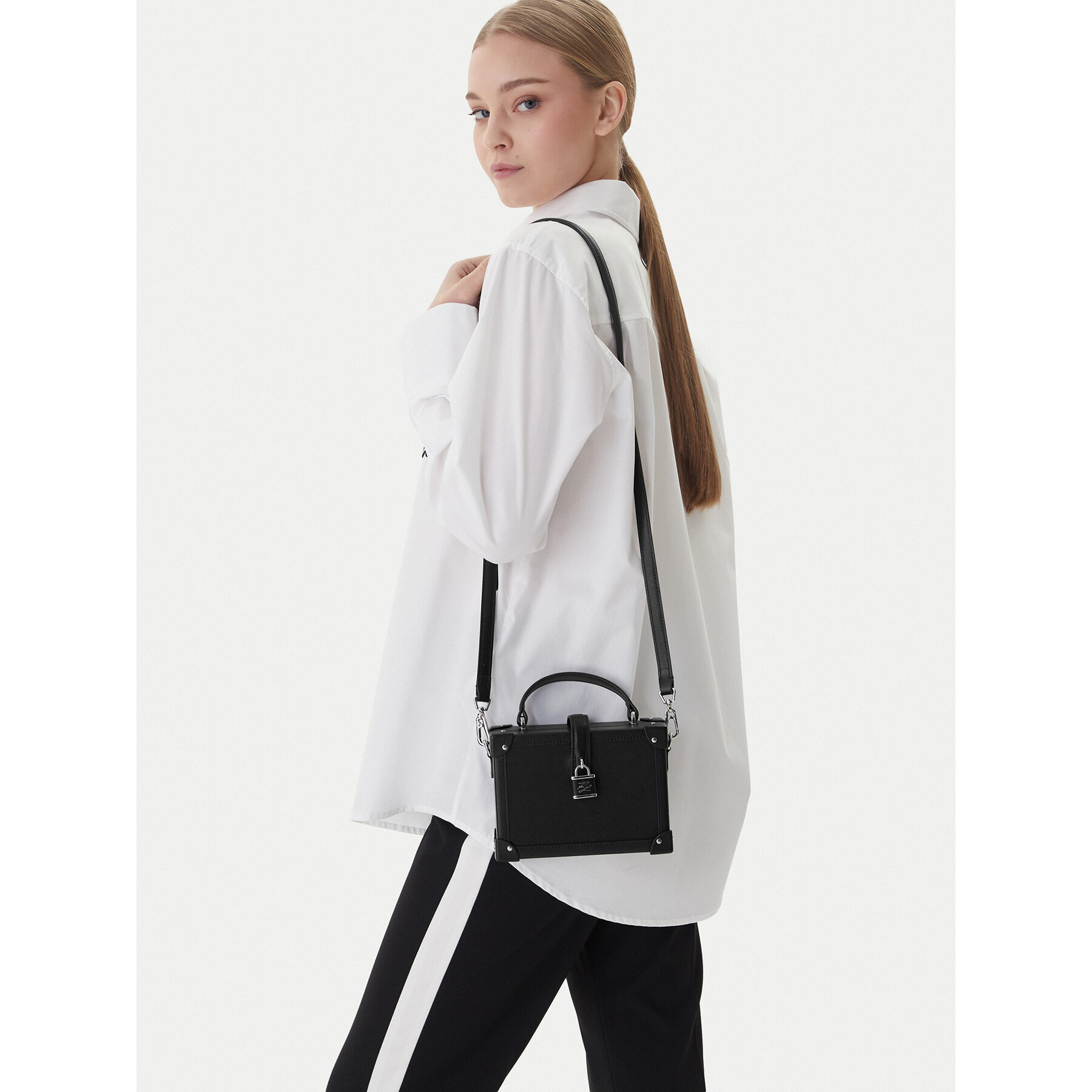Дамска чанта KARL LAGERFELD B1W30100 Черен