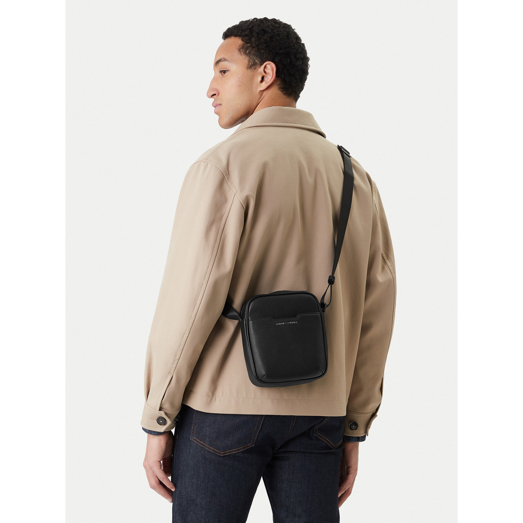 Torbica za okrog pasu Armani Exchange XM002584 AF22651 UC001 Črna