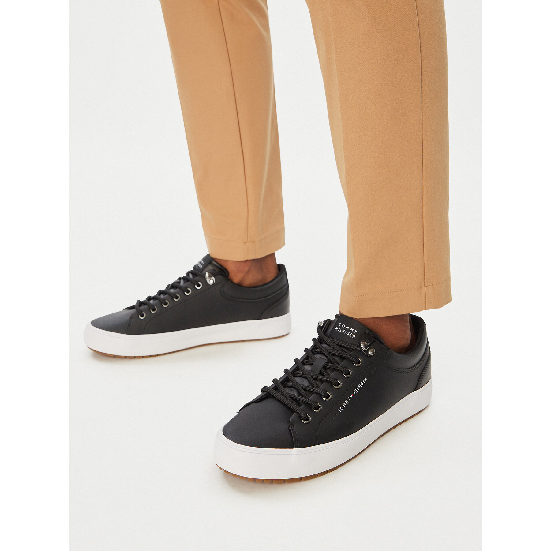 Sneakersy Tommy Hilfiger Harlem Lth Vulc Cleat Winter FM0FM05950 Čierna