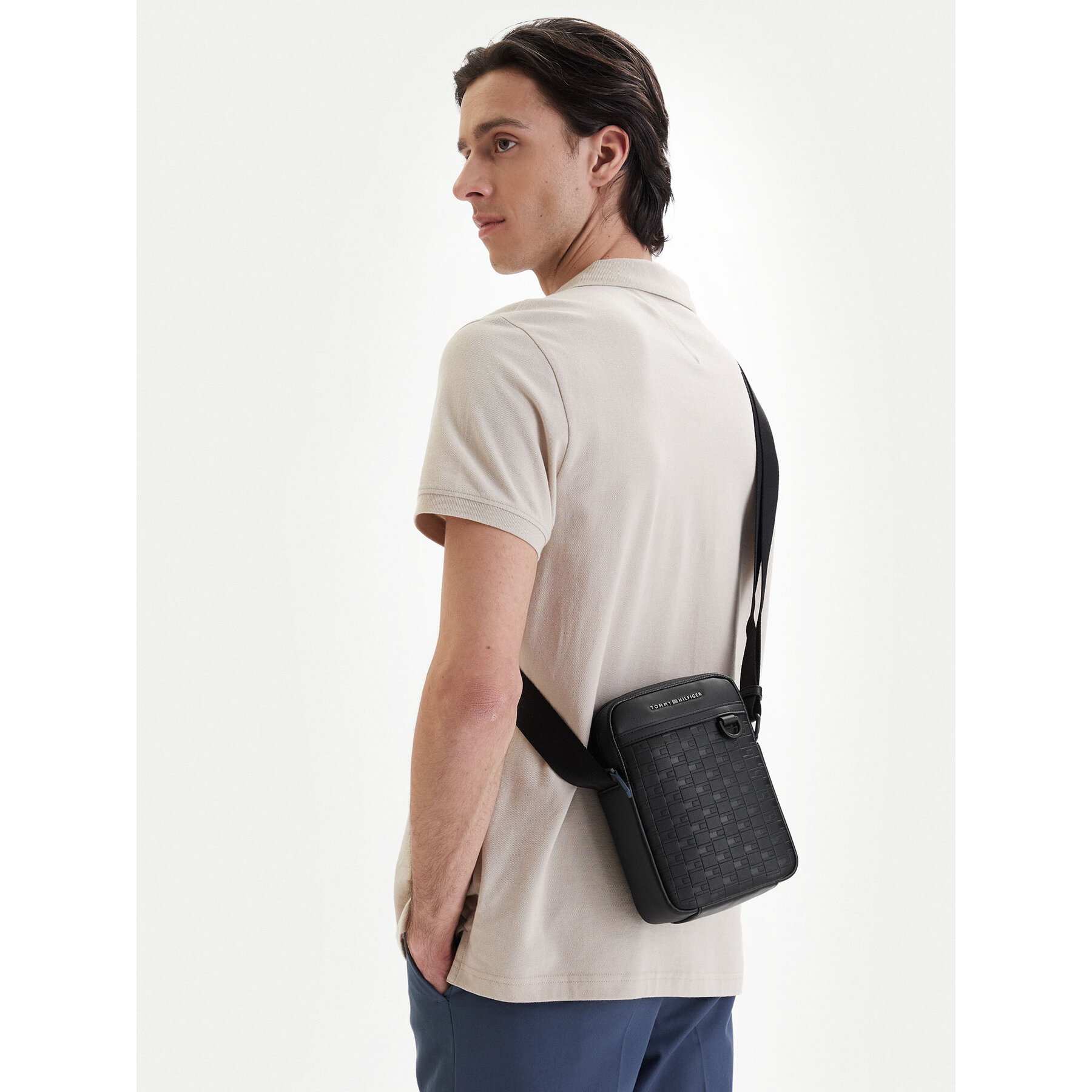 Мъжка чантичка Tommy Hilfiger Th Modern Mini Reporter AM0AM14019 Черен