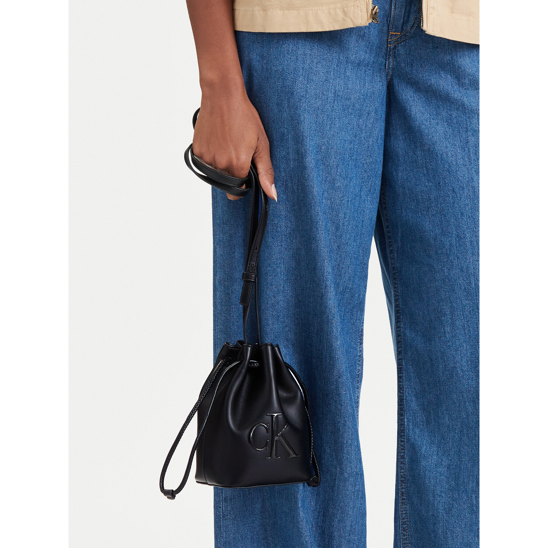 Torbica Calvin Klein Bold Ck Mini Bucket Crossbody LV04F3870G Crna