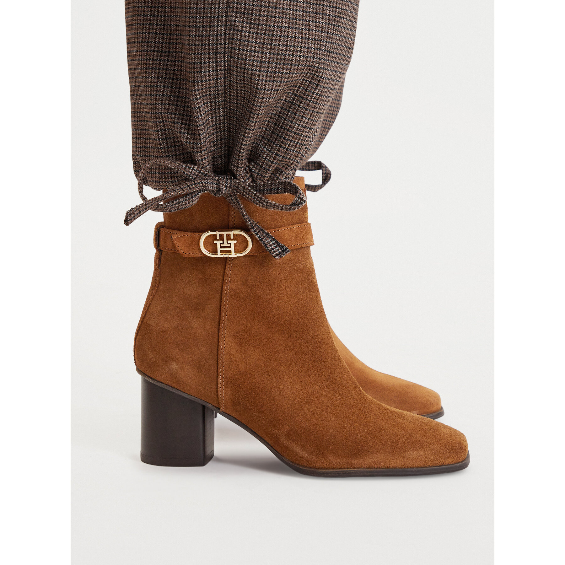 Īsie zābaki Tommy Hilfiger Th Strap Suede Block Heel Boot FW0FW09521 Tumši bēša