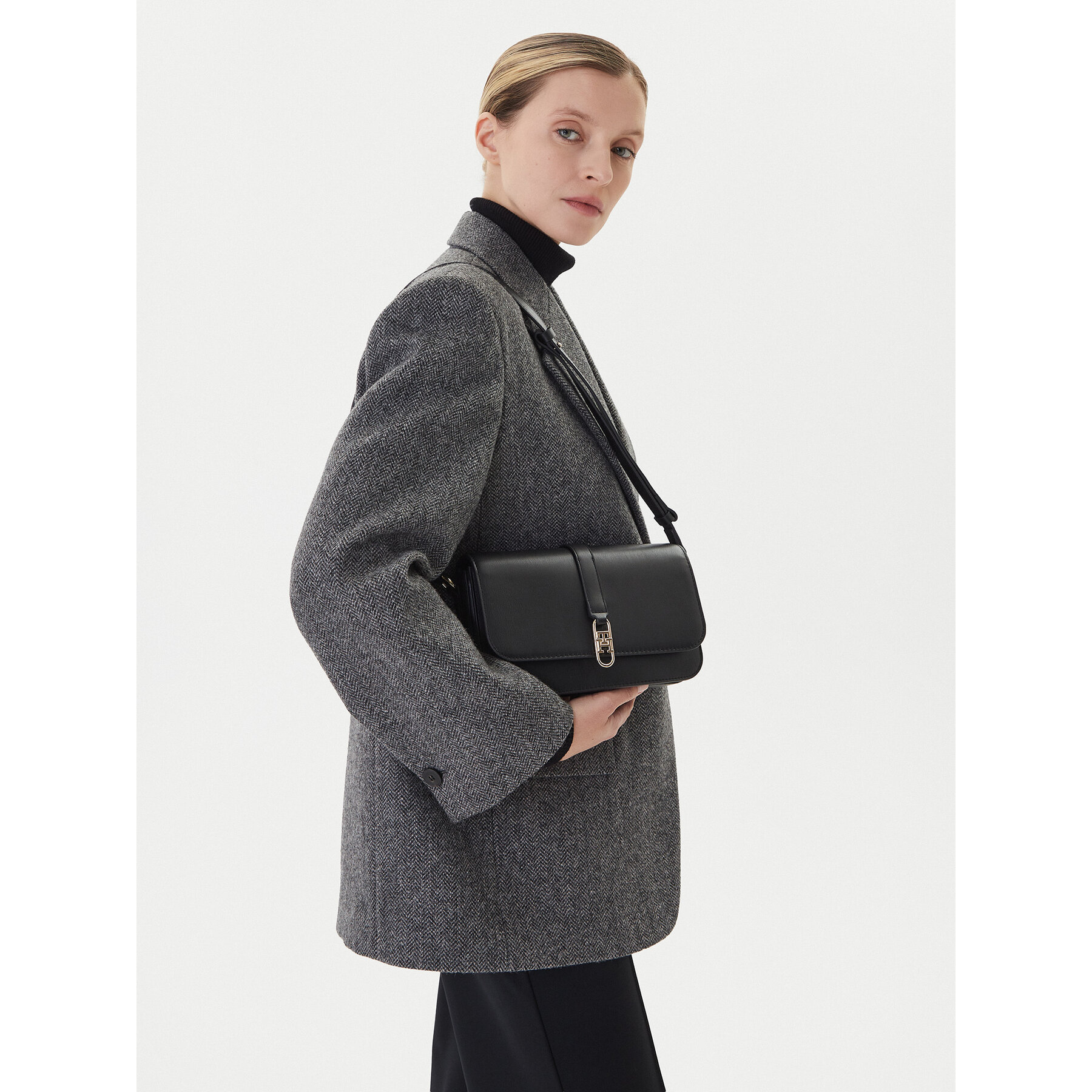 Дамска чанта Tommy Hilfiger Th Libre Flap Crossover AW0AW17723 Черен