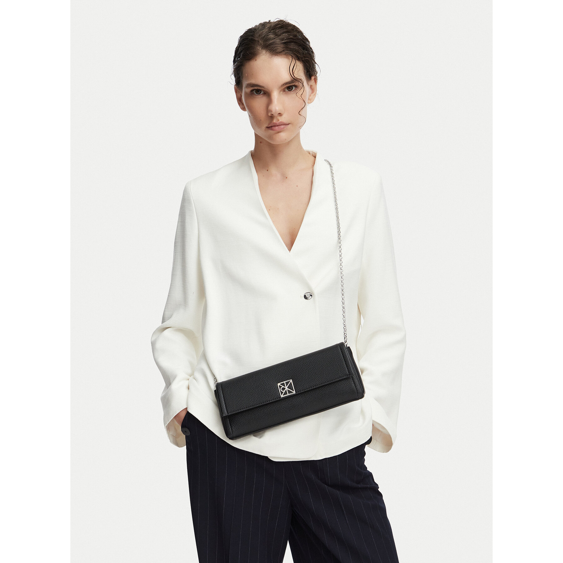 Torbica Calvin Klein Emblem Hw Pebble Clutch LV04F3740G Crna