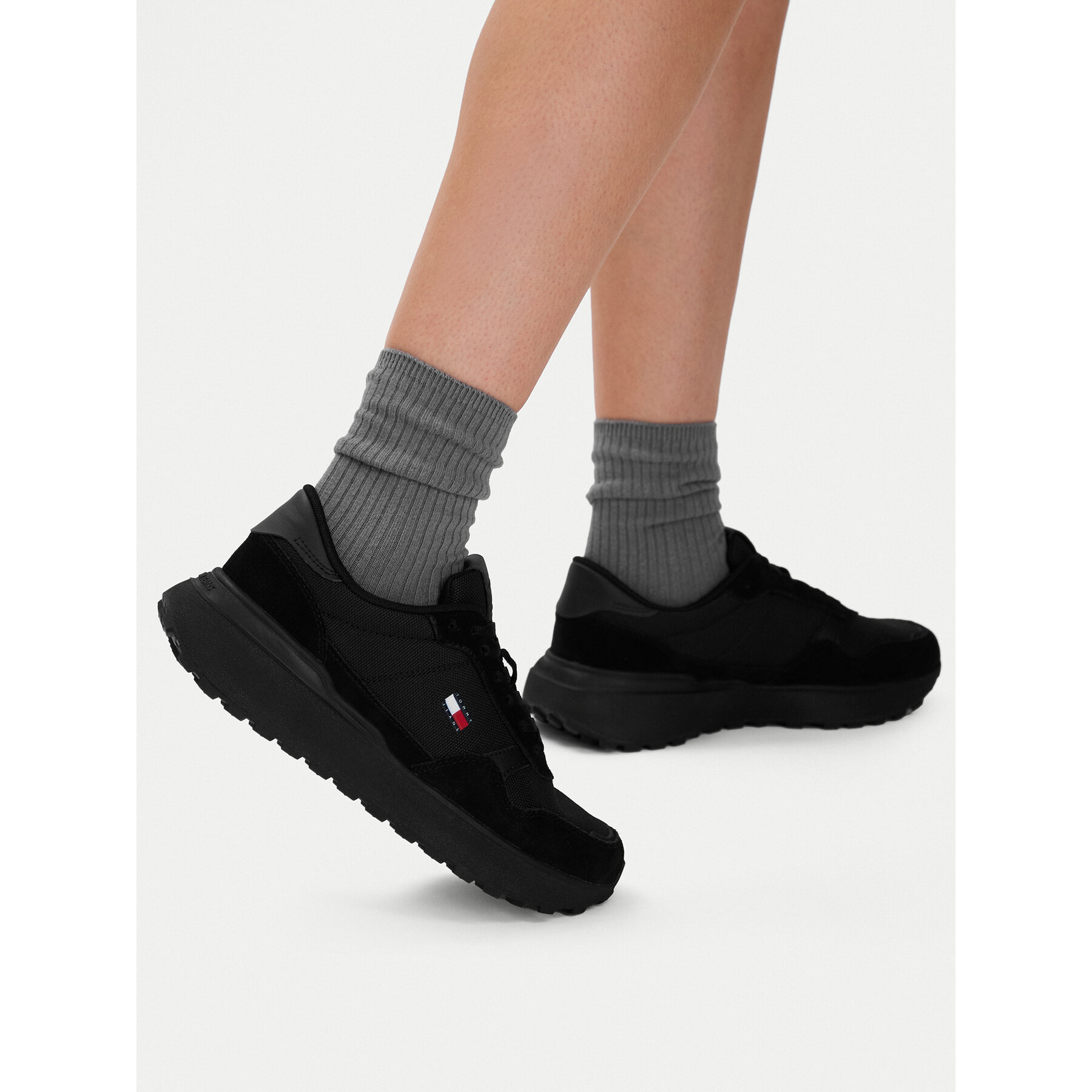 Sneakersy Tommy Jeans Modern Runner Mix EN0EN03100 Čierna