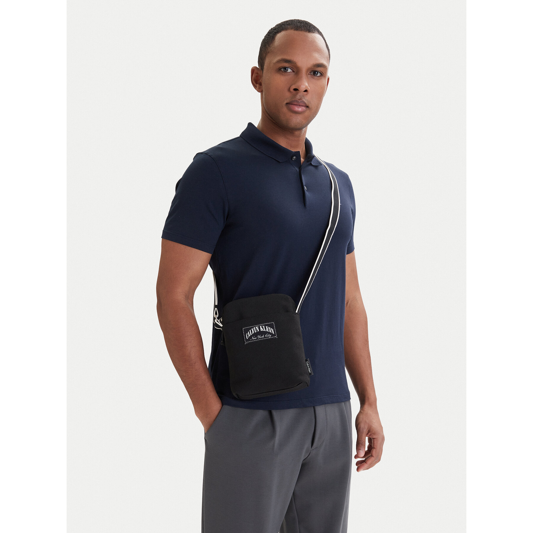 Torbica za okrog pasu Calvin Klein Graphic Capsule Reporter LV04D3346G Črna