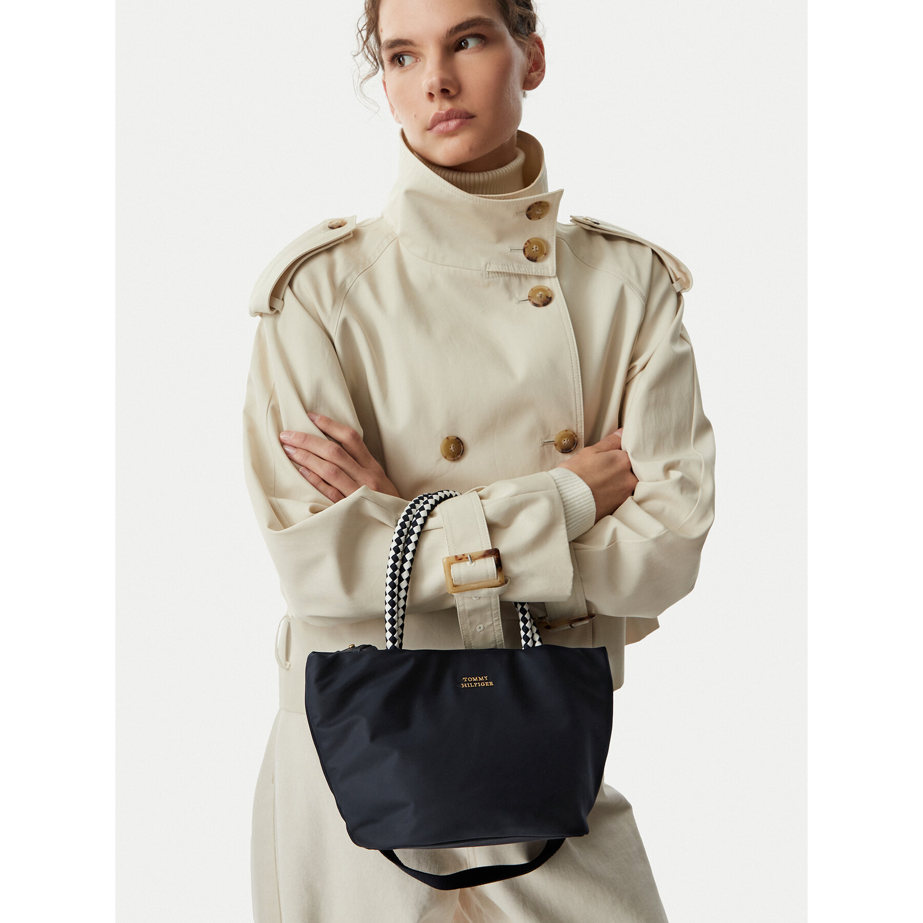 Ročna torba Tommy Hilfiger Th Marina Bucket Nylon AW0AW18831 Mornarsko modra
