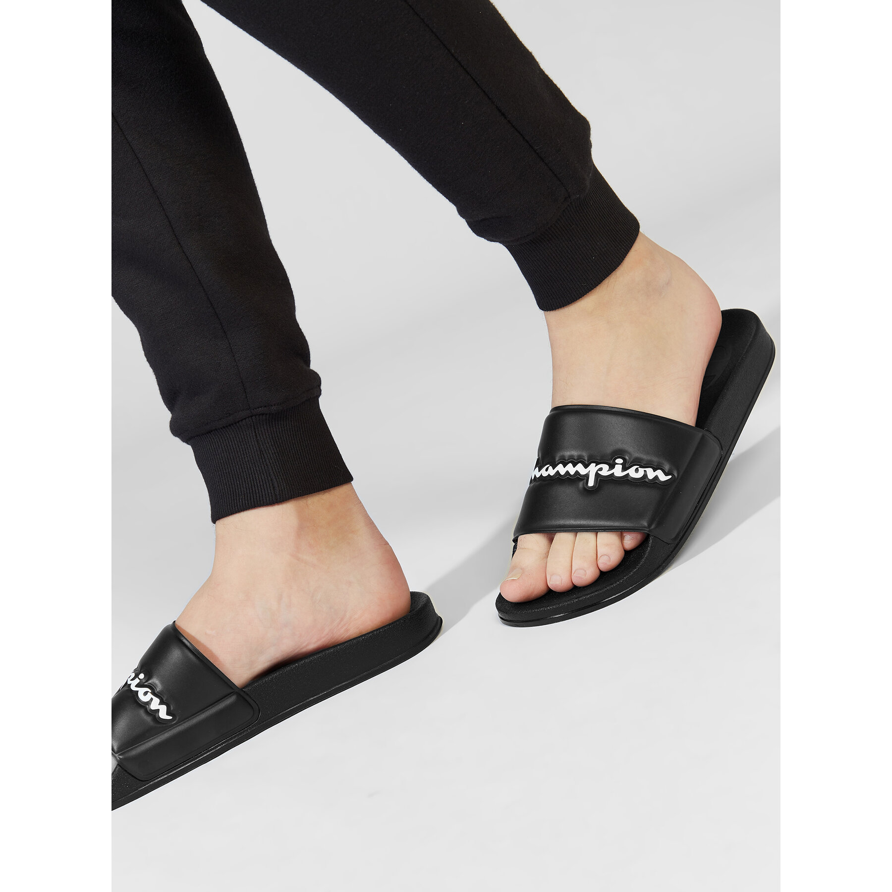Šľapky Champion Slide Varsity S21993-CHA-KK002 Čierna