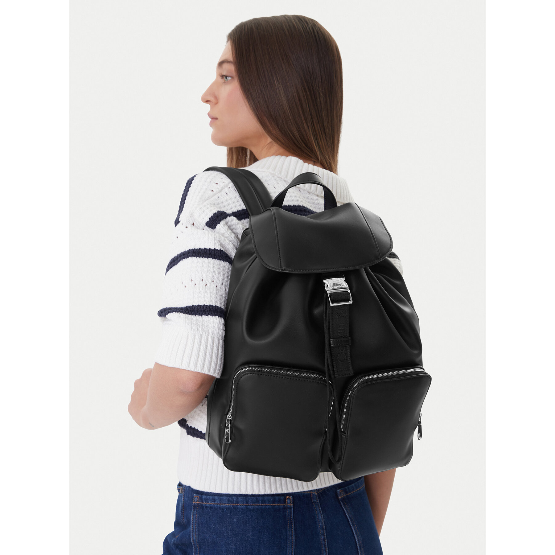 Nahrbtnik Calvin Klein Webbing Strap Flap LV04F3590G Črna