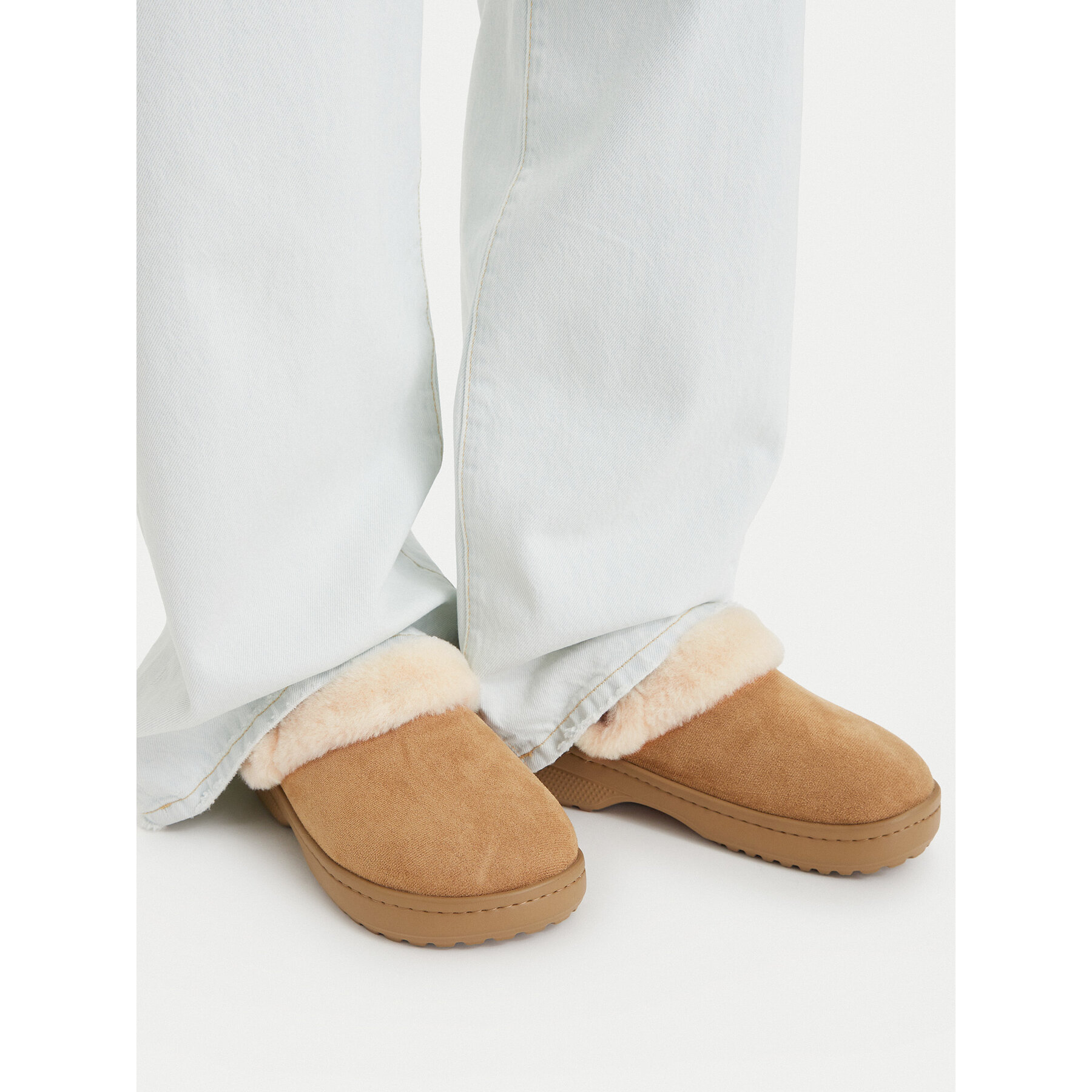 Natikače Crocs Classic Unfurgettable Vegan Suede Clog 212106 Bež