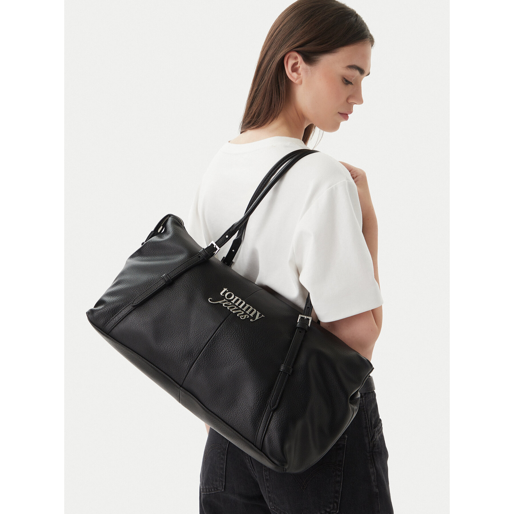 Geantă Tommy Jeans Pebble Grain Metal Logo Tote Bag AW0AW18472 Negru