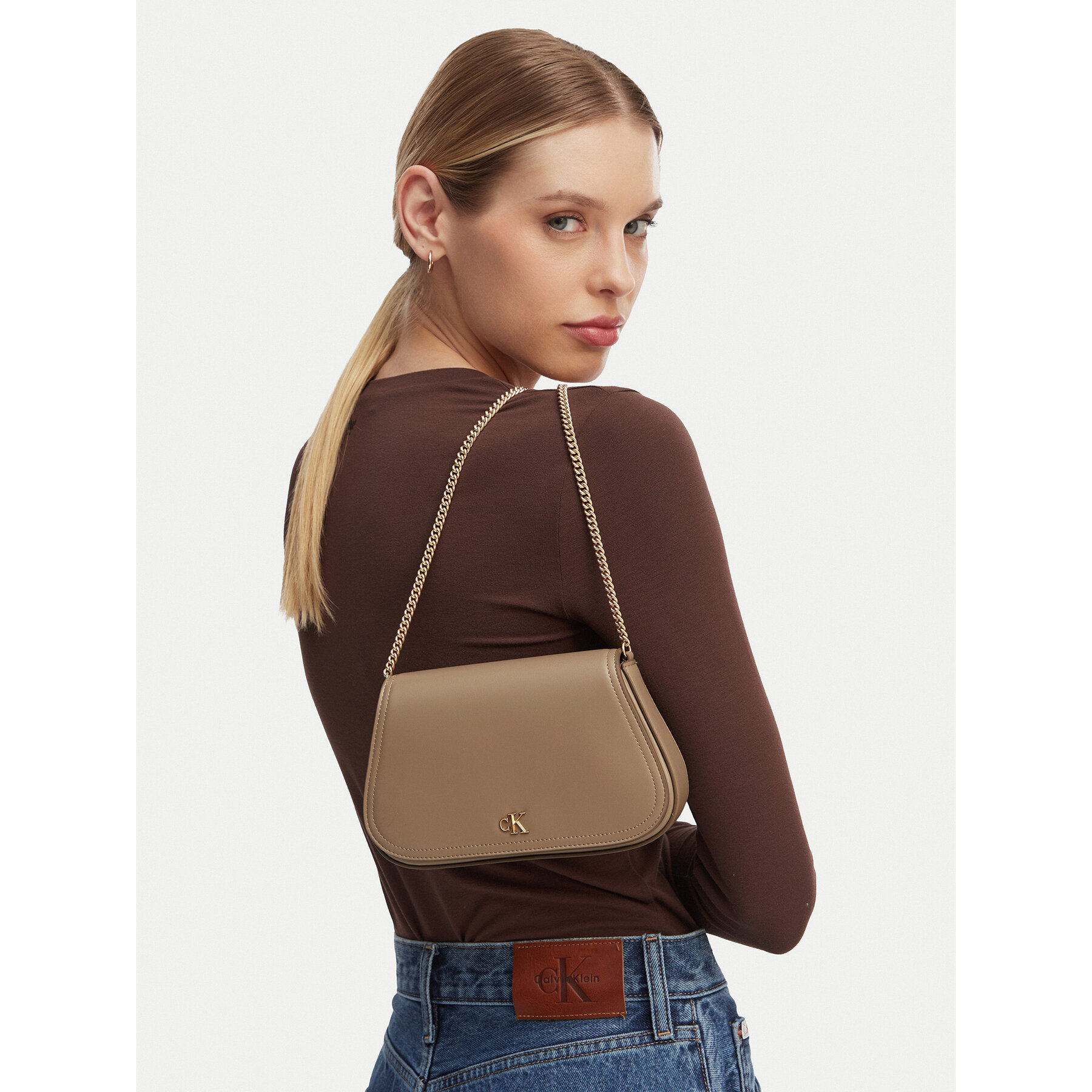 Дамска чанта Calvin Klein Ck Curved Wallet On Chain LV04F1153G Бежов